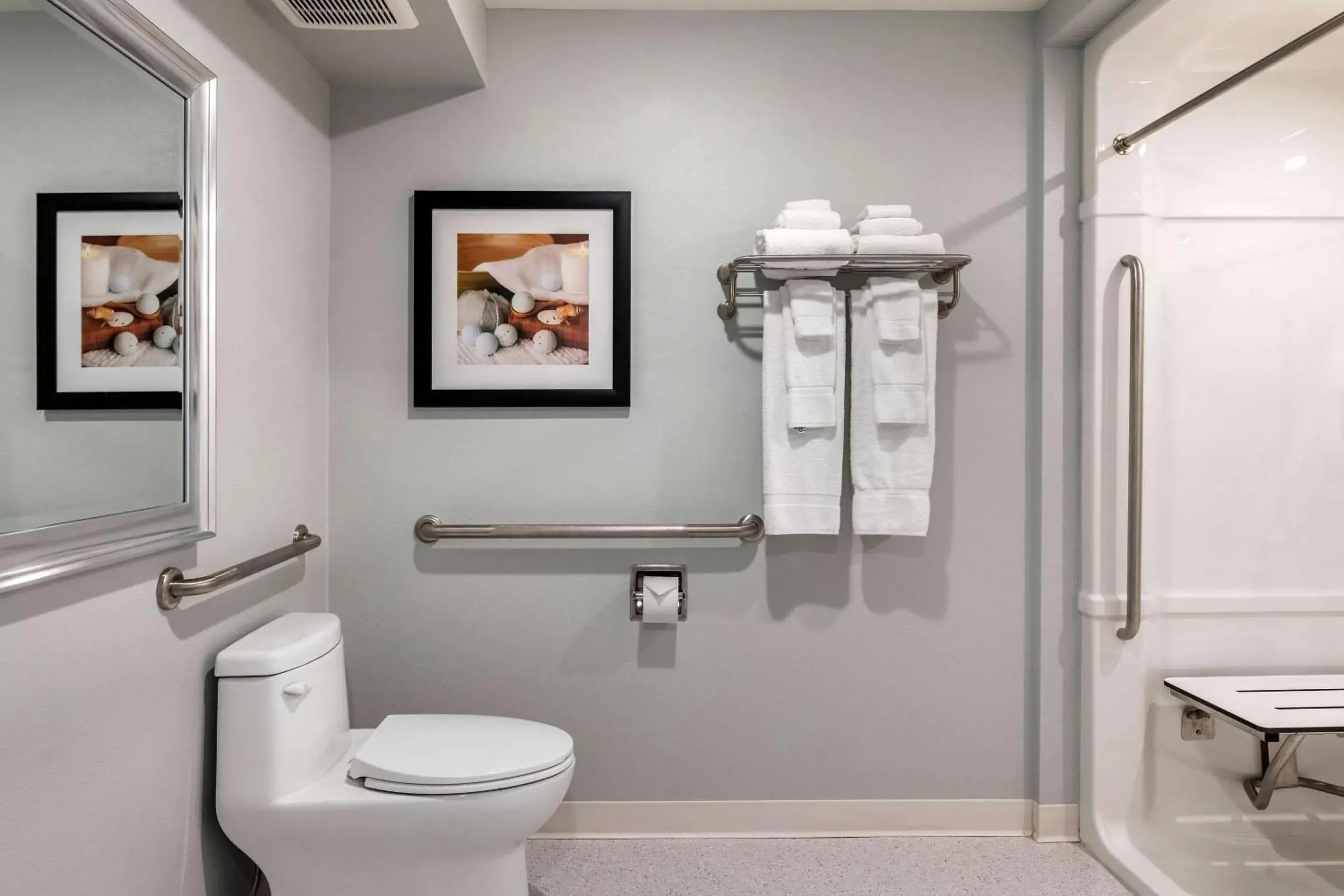 Bedroom in Quality Inn & Suites Amsterdam Bedroom in Quality Inn & Suites Amsterdam