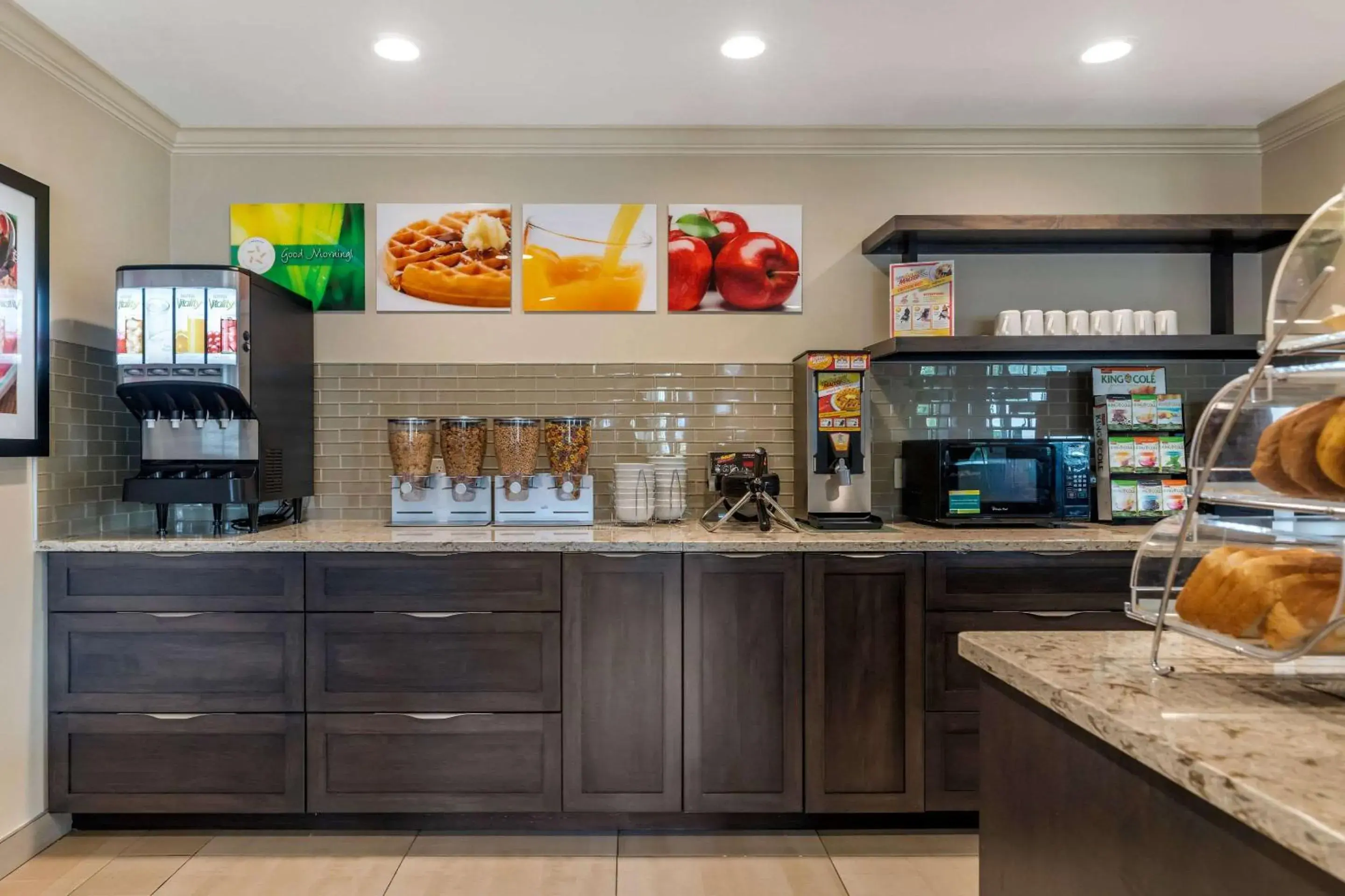 Breakfast in Quality Inn & Suites Amsterdam Breakfast in Quality Inn & Suites Amsterdam