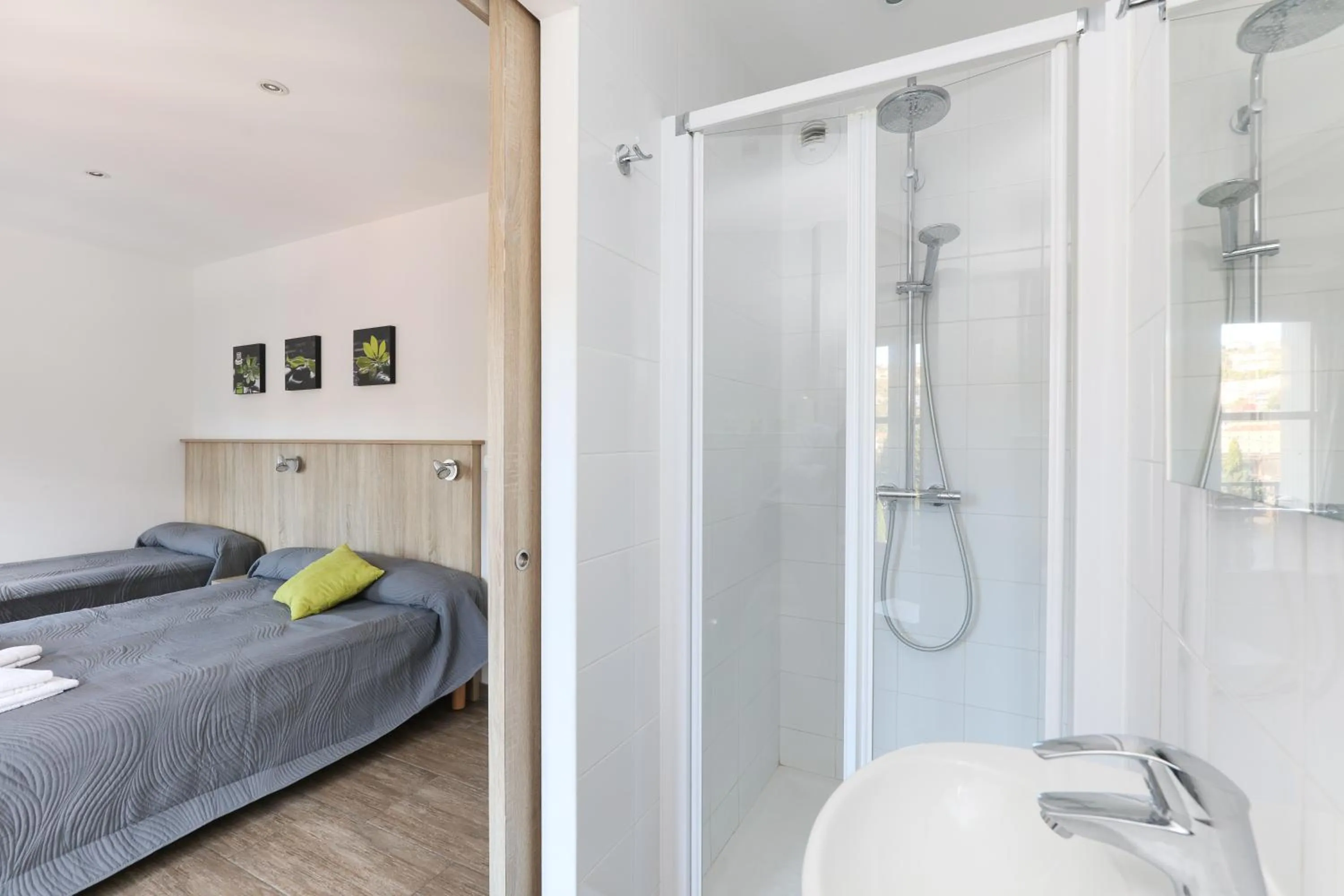 Bathroom, Bed in Hotel Arago