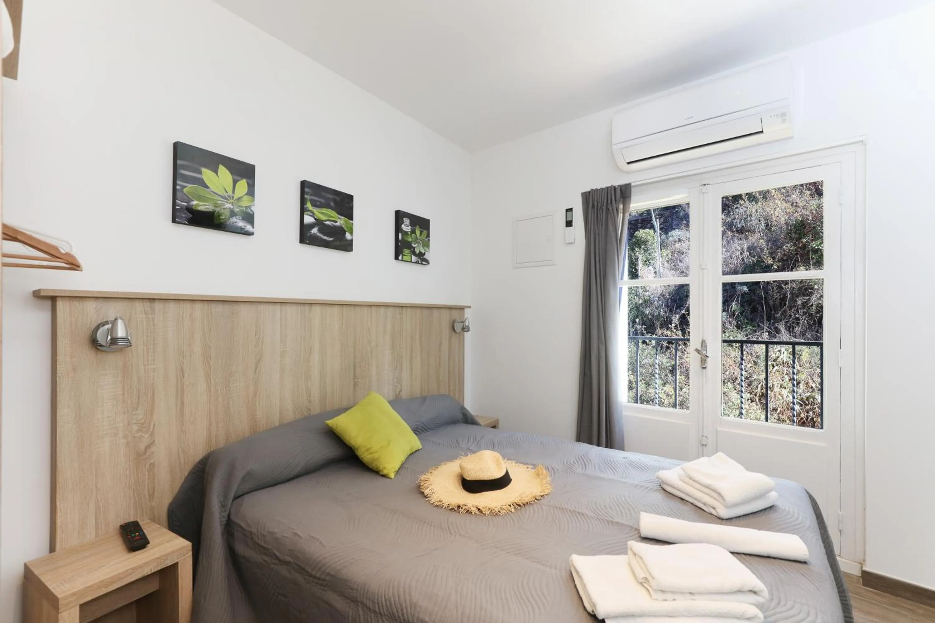 View (from property/room), Bed in Hotel Arago