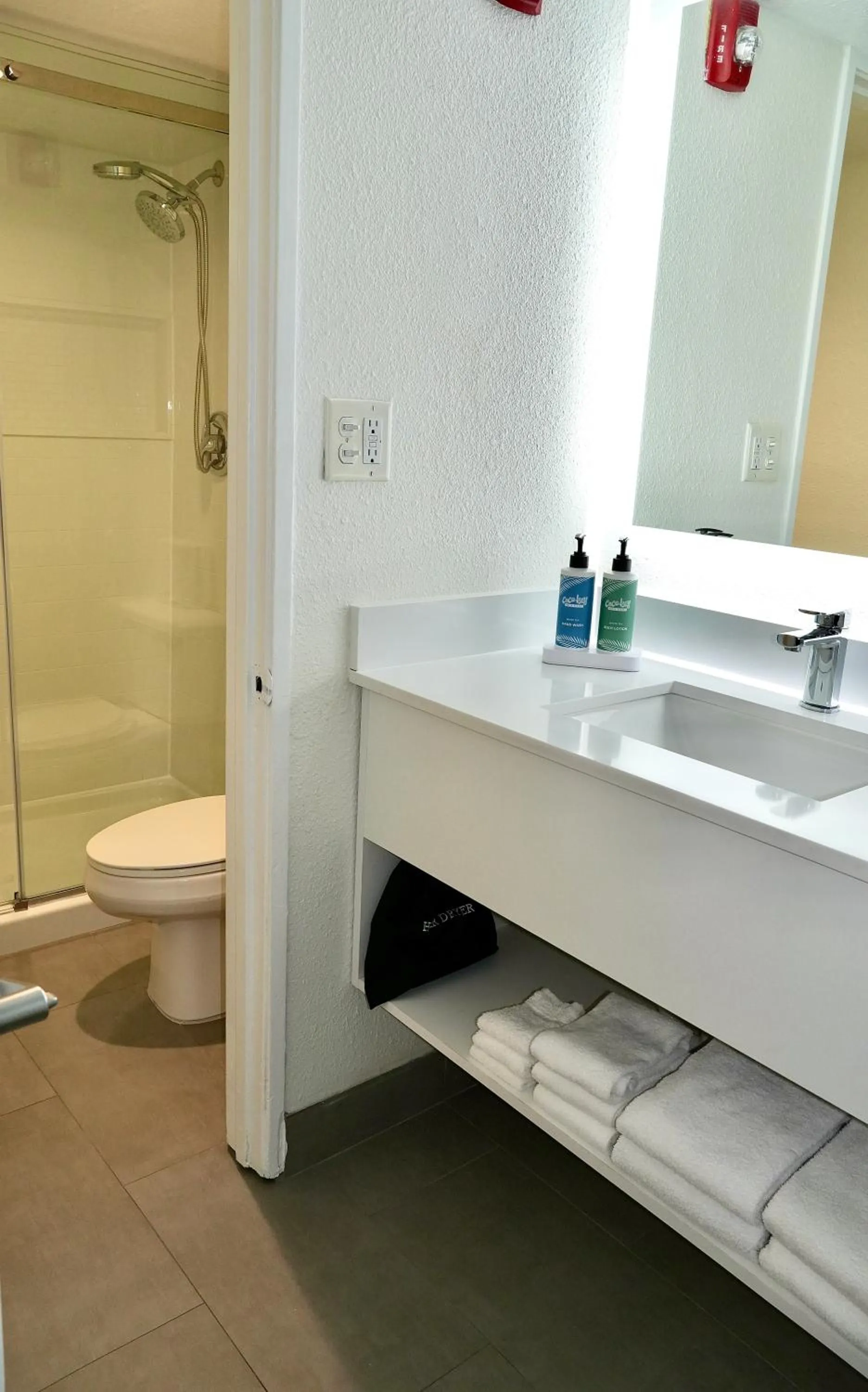 Shower in Coco Key Hotel & Water Park Resort