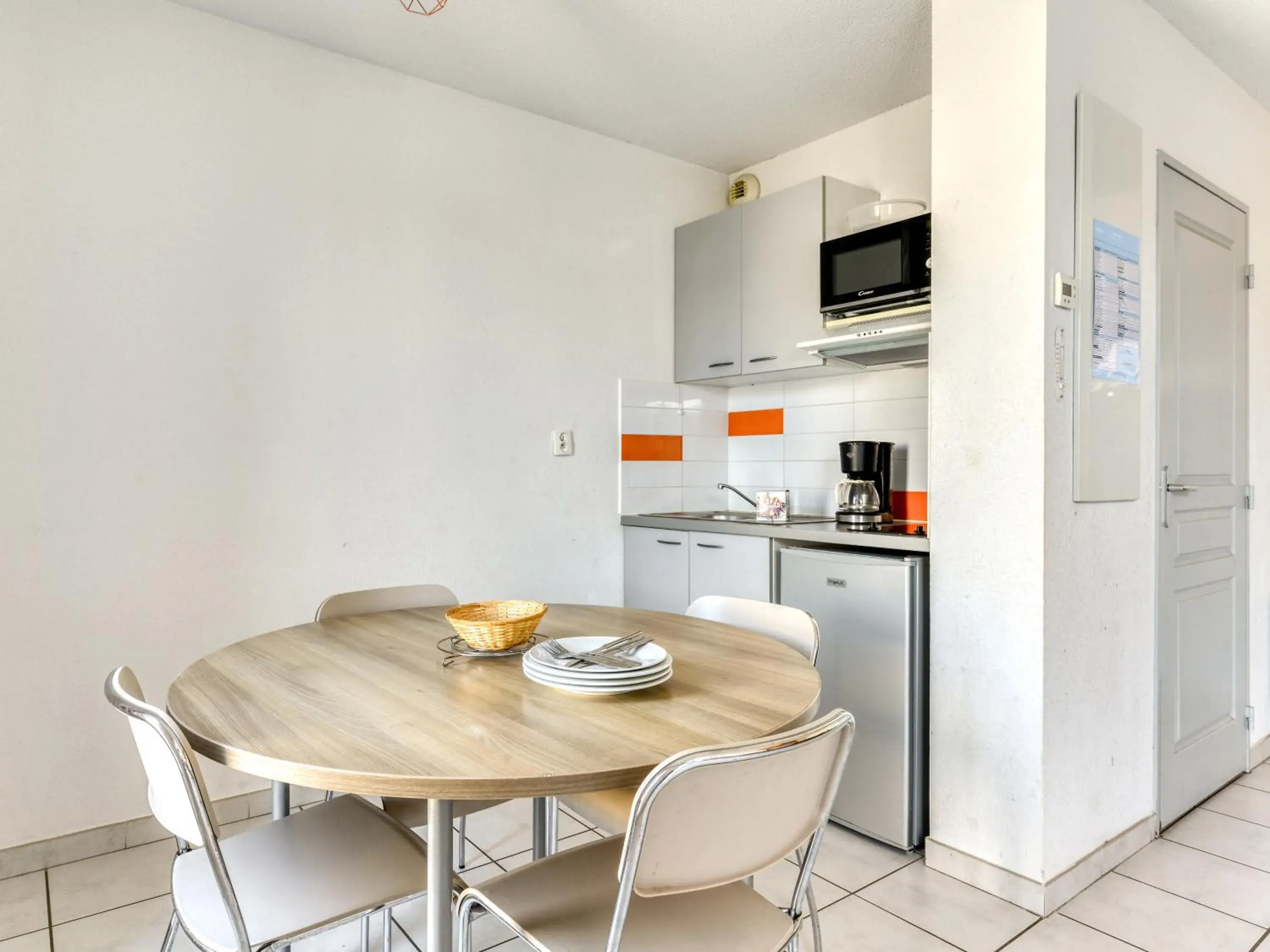 Two-Bedroom Apartment with Pool View in Vacancéole - Résidence Cap Camargue Two-Bedroom Apartment with Pool View in Vacancéole - Résidence Cap Camargue