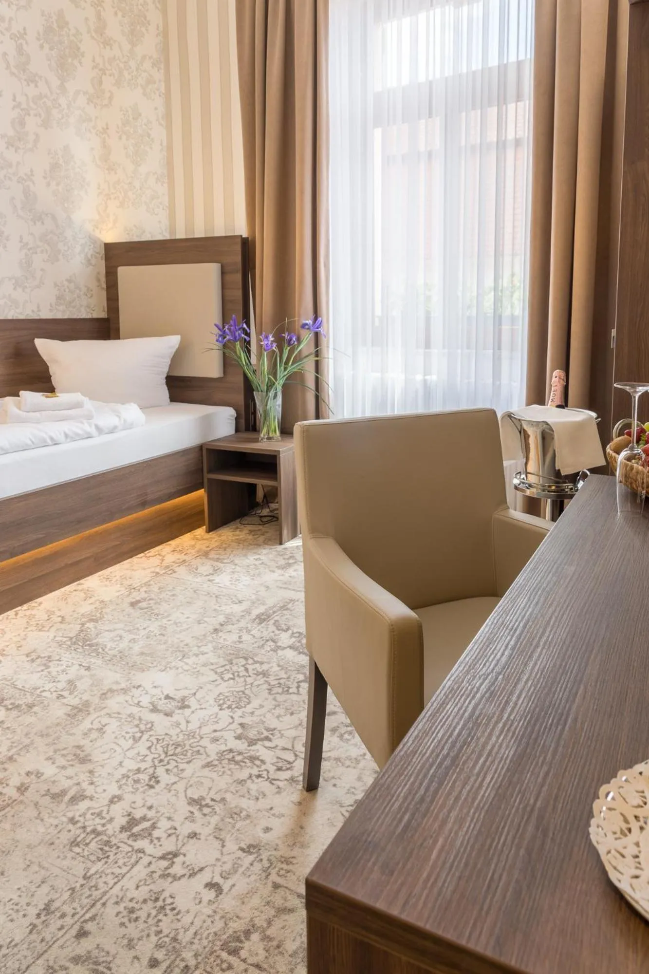 Photo of the whole room, Bed in Hotel Schwarzer Adler Tangermünde