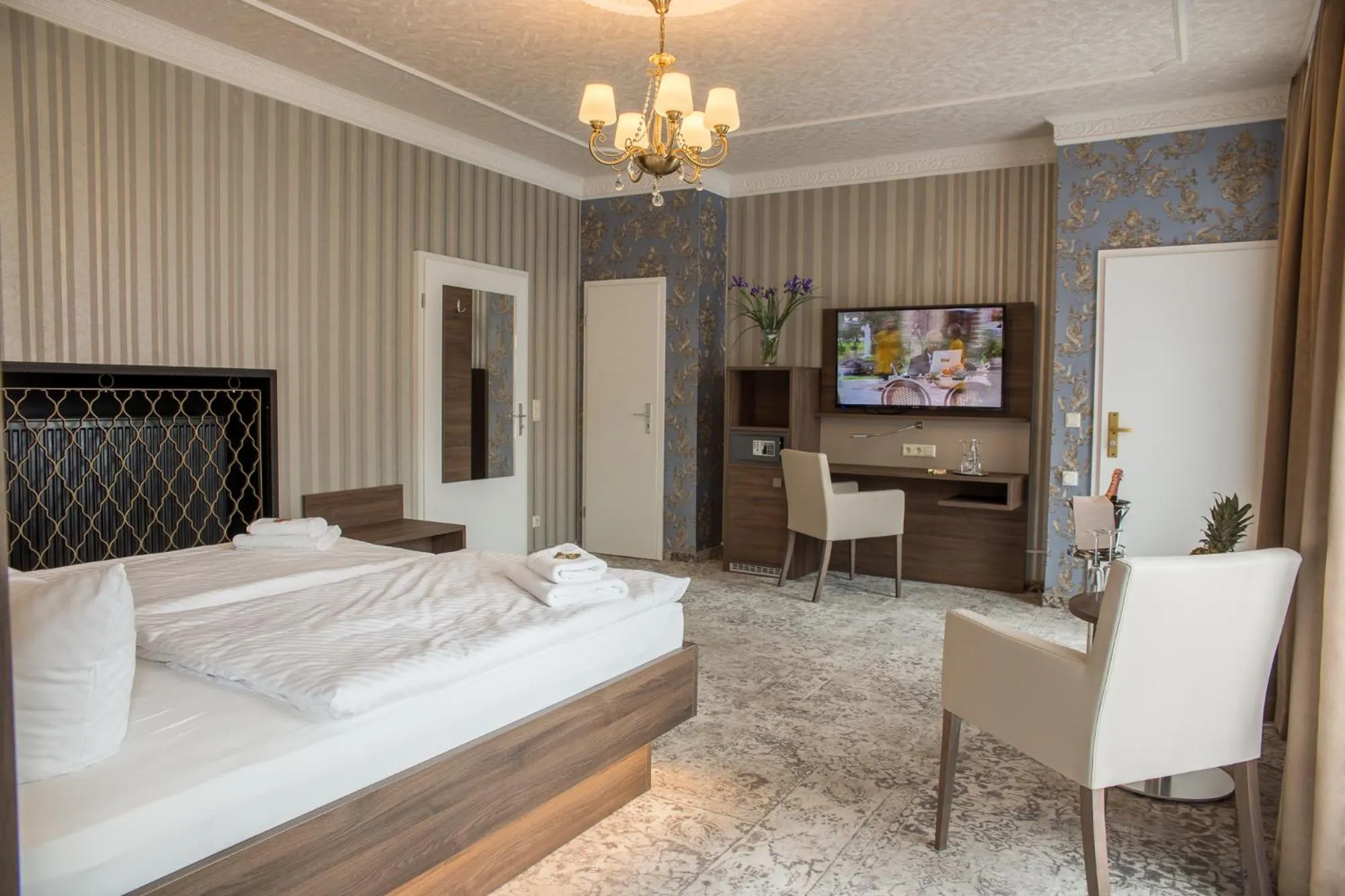 Bedroom, Bed in Hotel Schwarzer Adler Tangermünde