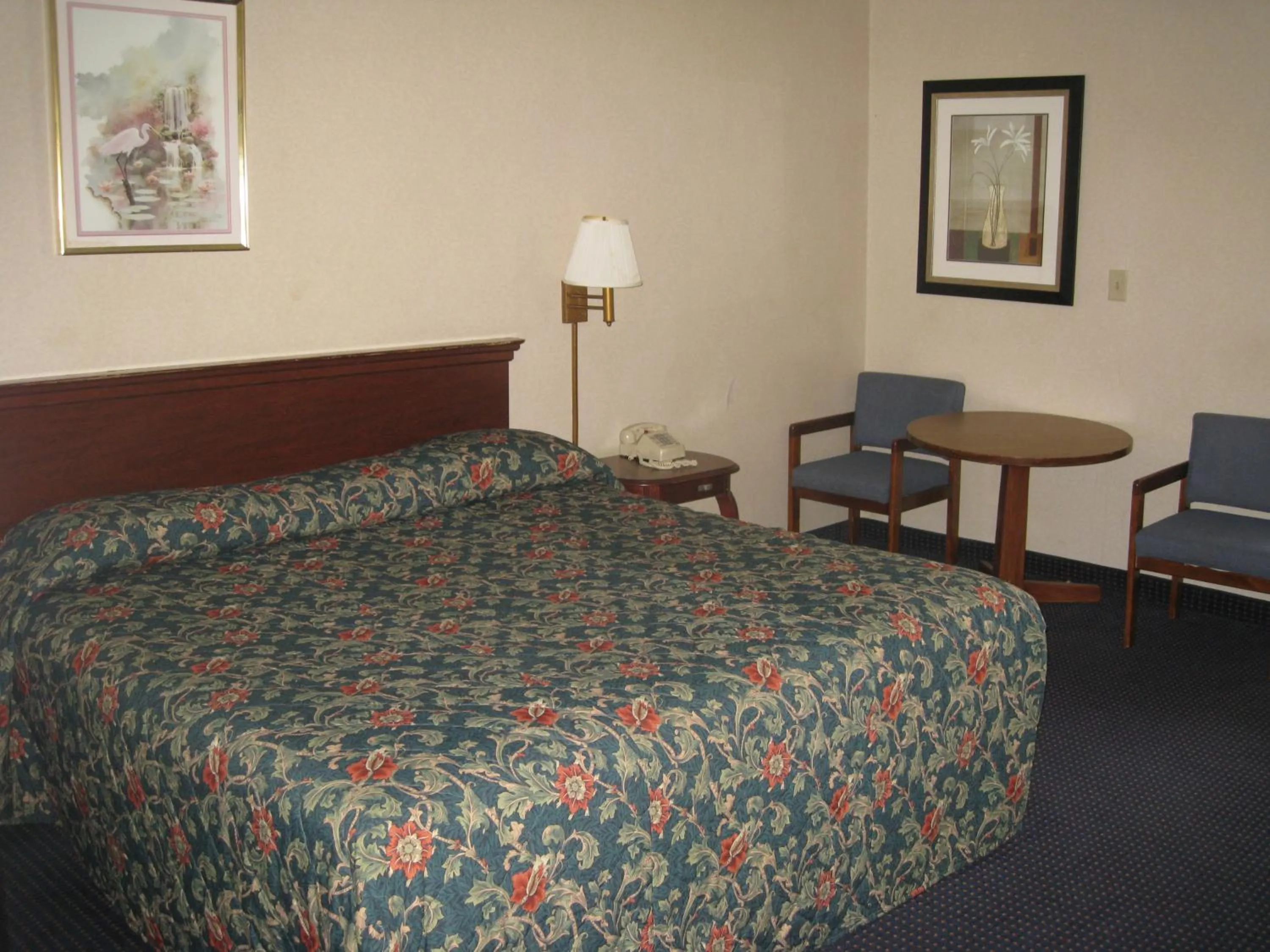 Photo of the whole room, Bed in Budget Inn Temple Hills