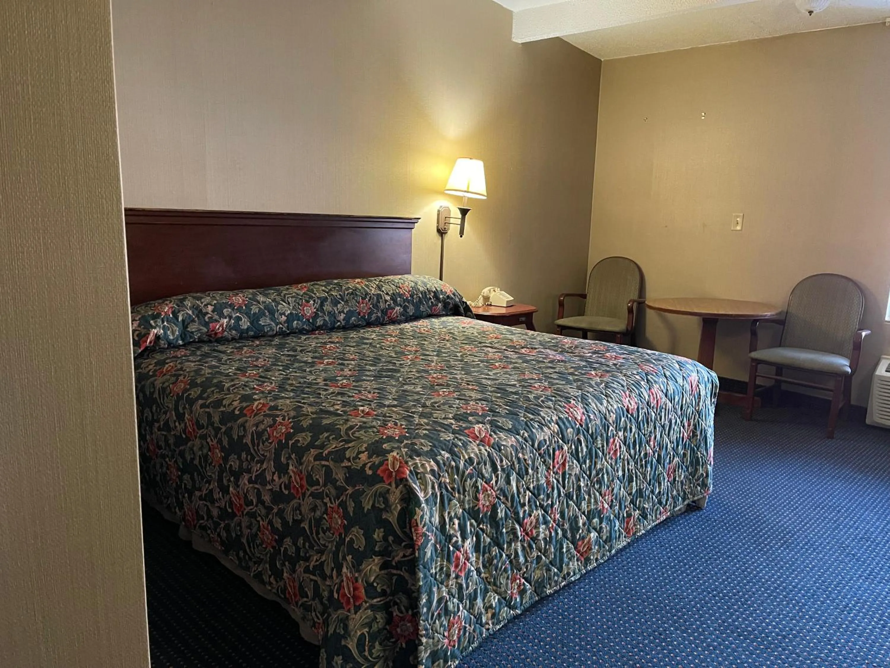 Photo of the whole room, Bed in Budget Inn Temple Hills