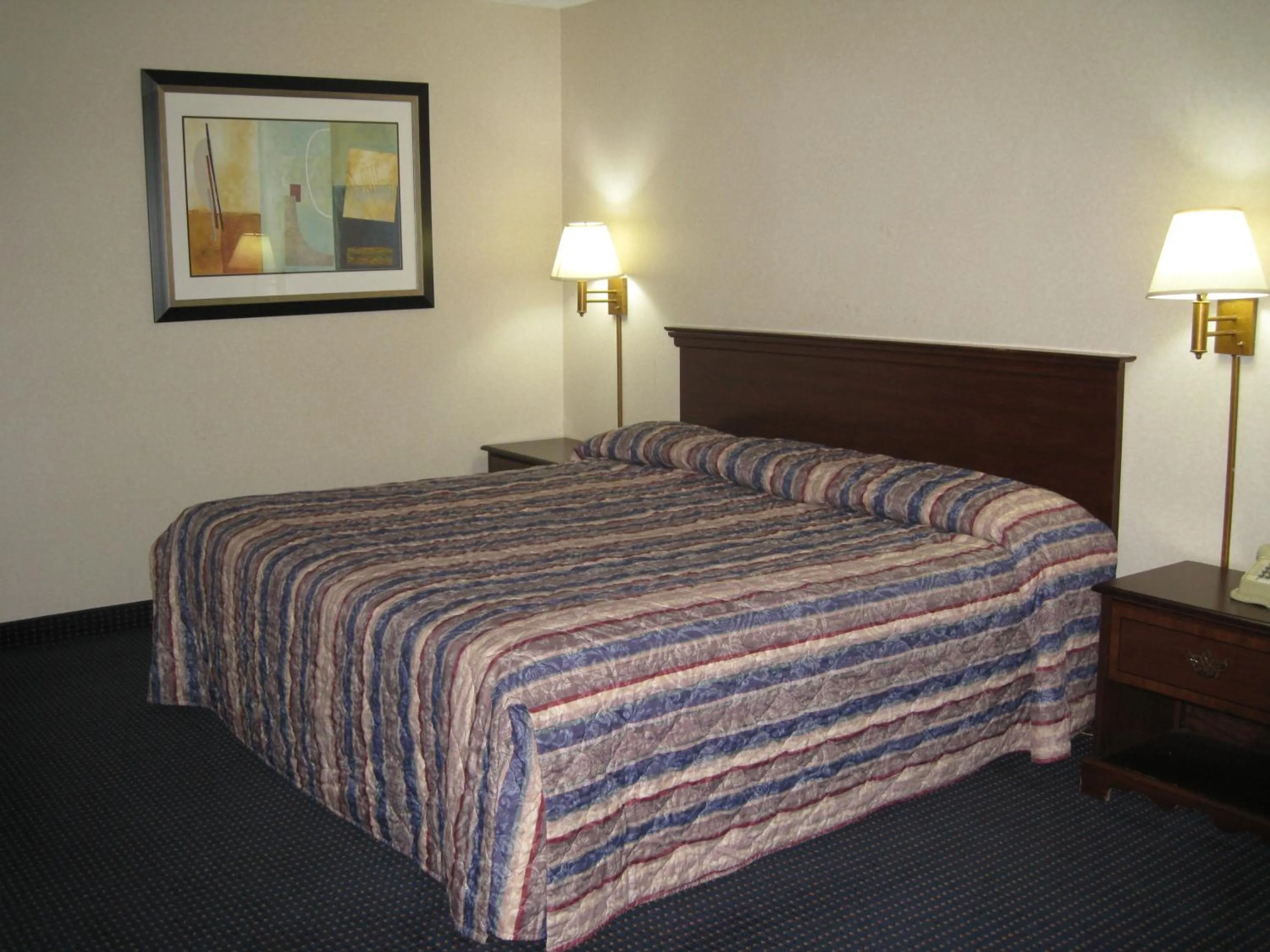Bed in Budget Inn Temple Hills