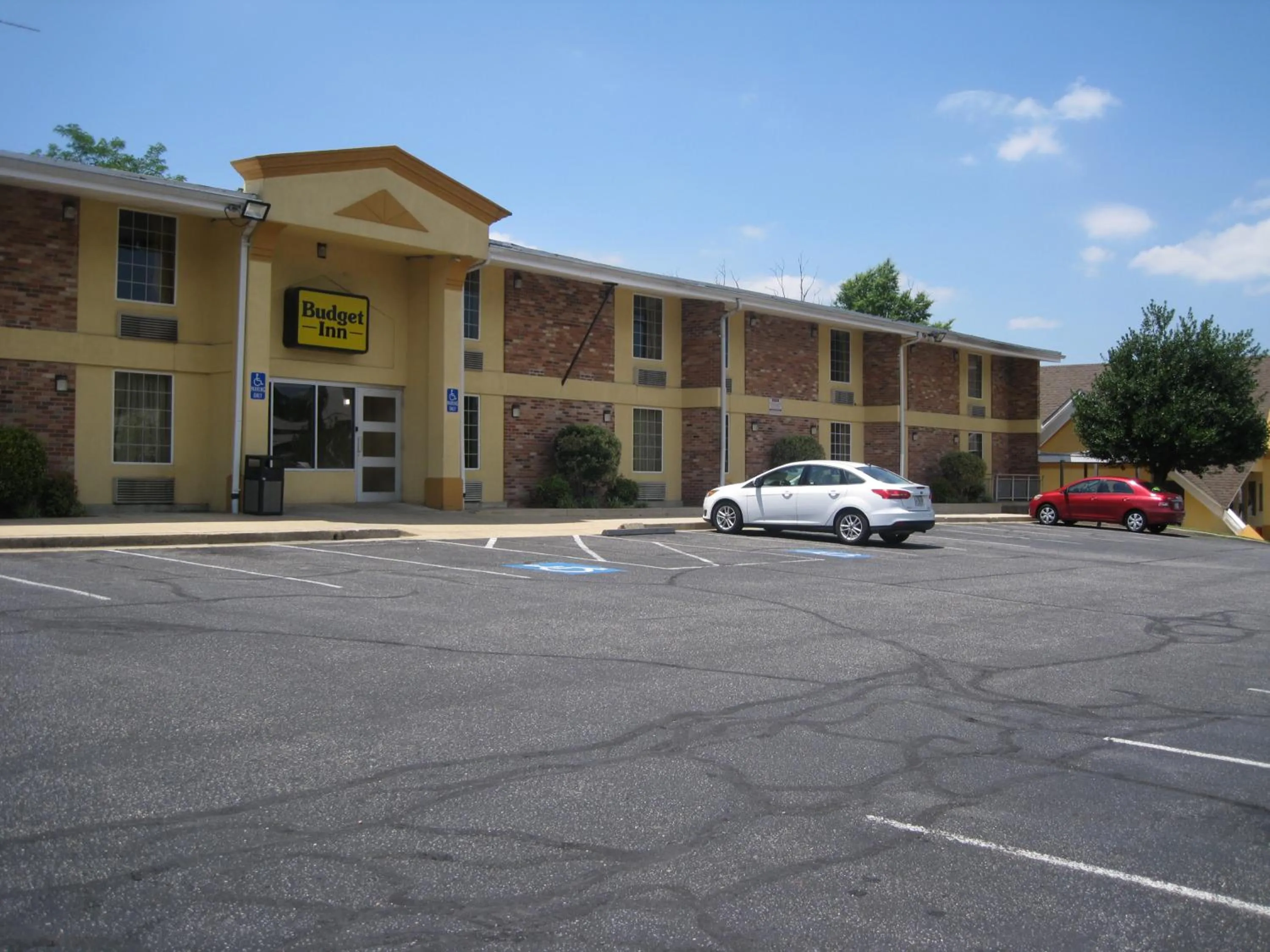 Property building in Budget Inn Temple Hills
