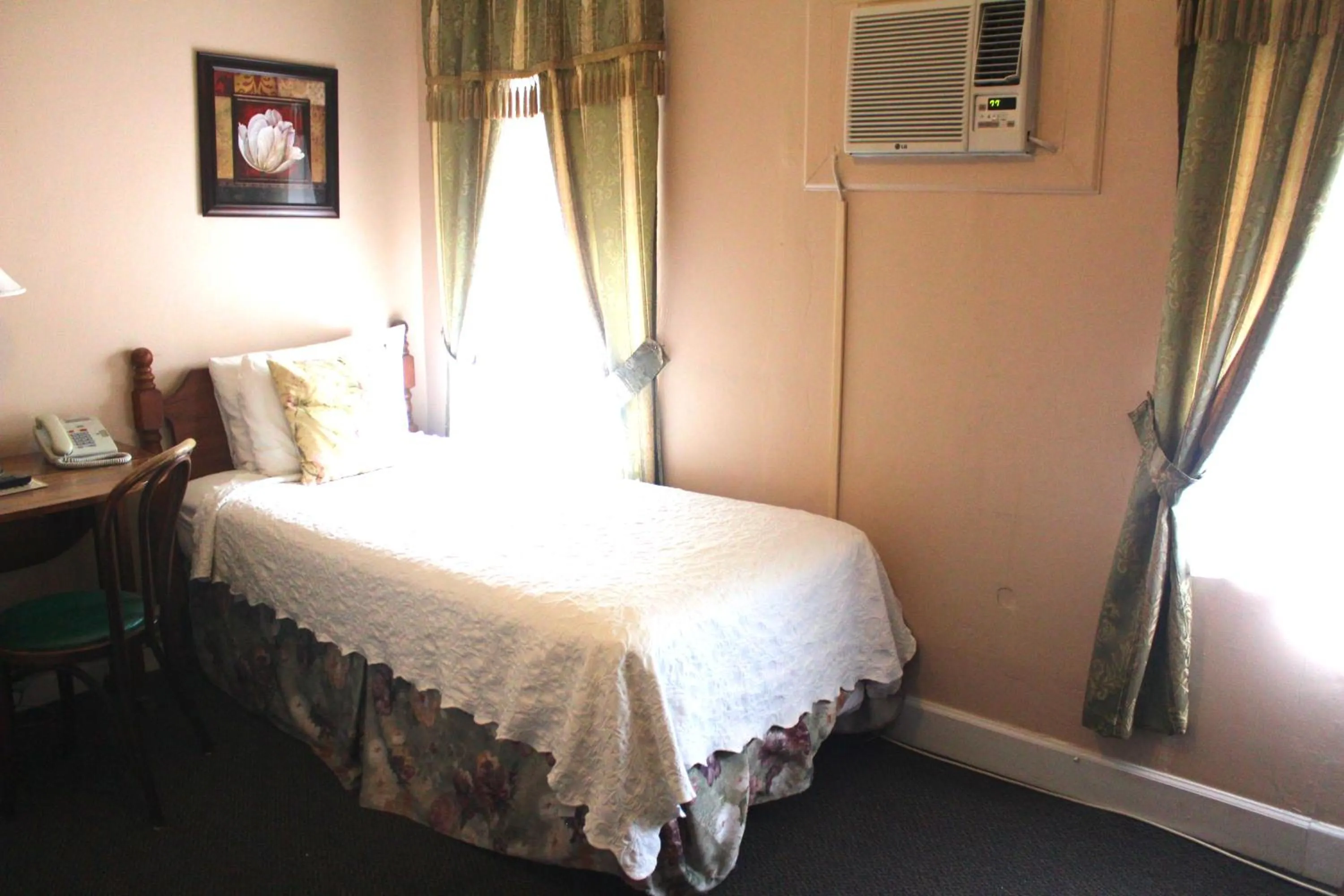 Bed in The Inn On Third