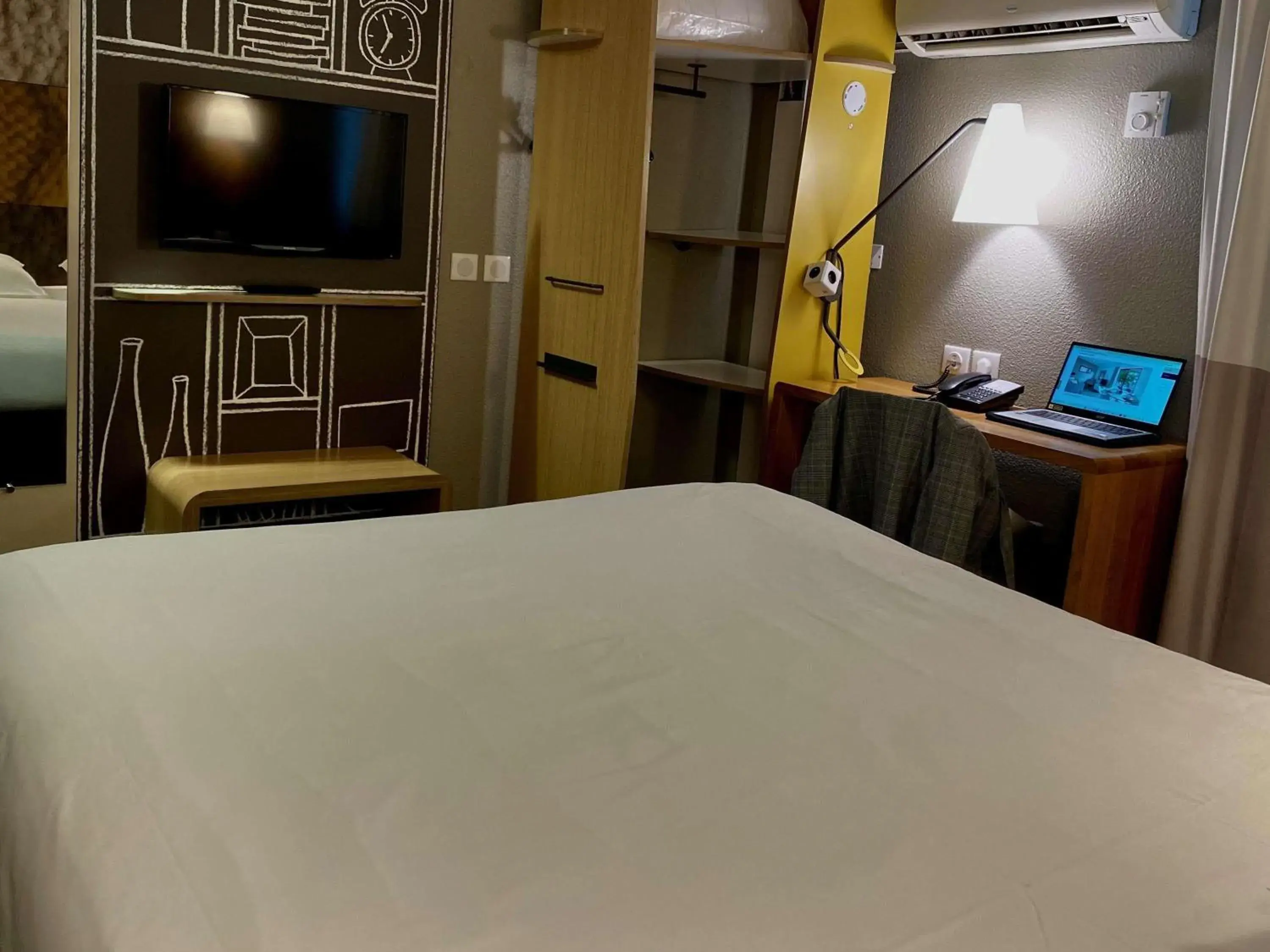 Bedroom, Bed in IBIS Lyon Sud Chasse Sur Rhône Bedroom, Bed in IBIS Lyon Sud Chasse Sur Rhône