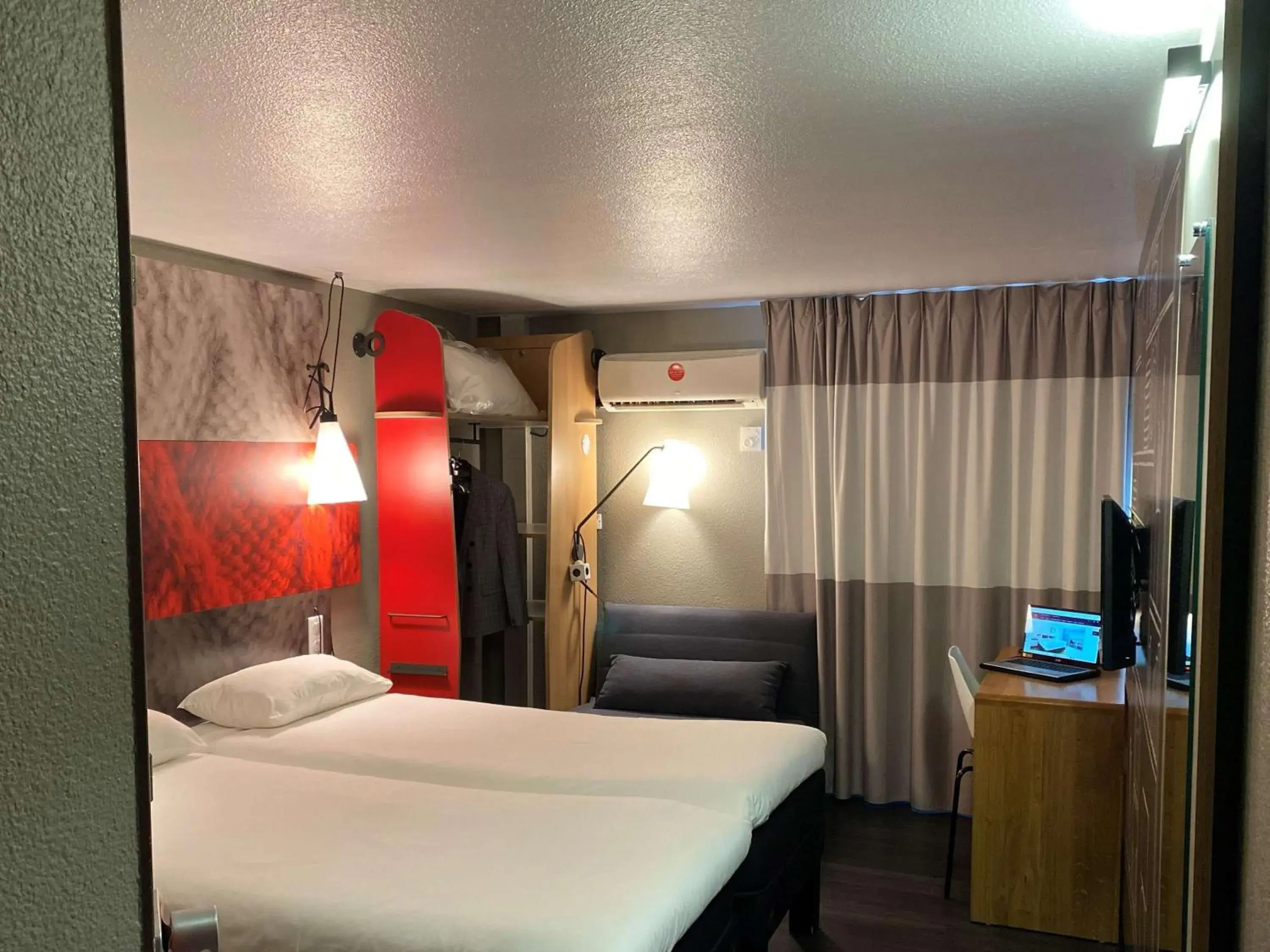 Photo of the whole room, Bed in IBIS Lyon Sud Chasse Sur Rhône Photo of the whole room, Bed in IBIS Lyon Sud Chasse Sur Rhône