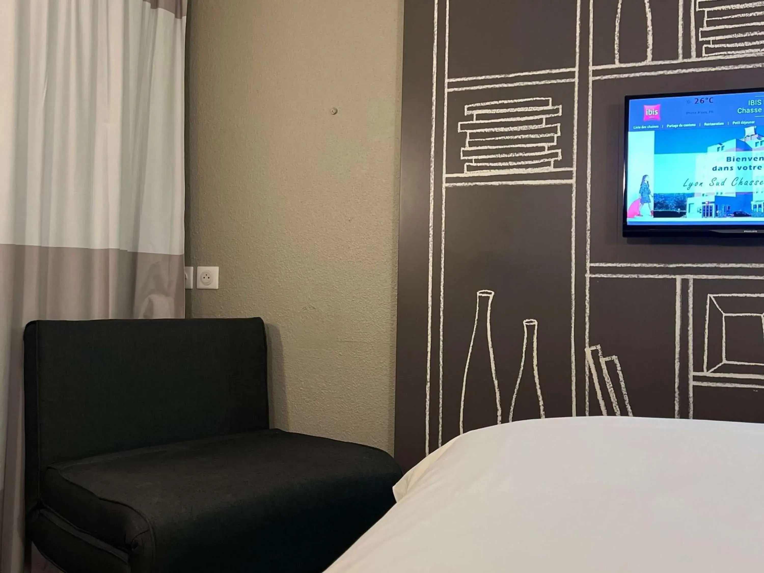 Bedroom, Bed in IBIS Lyon Sud Chasse Sur Rhône Bedroom, Bed in IBIS Lyon Sud Chasse Sur Rhône