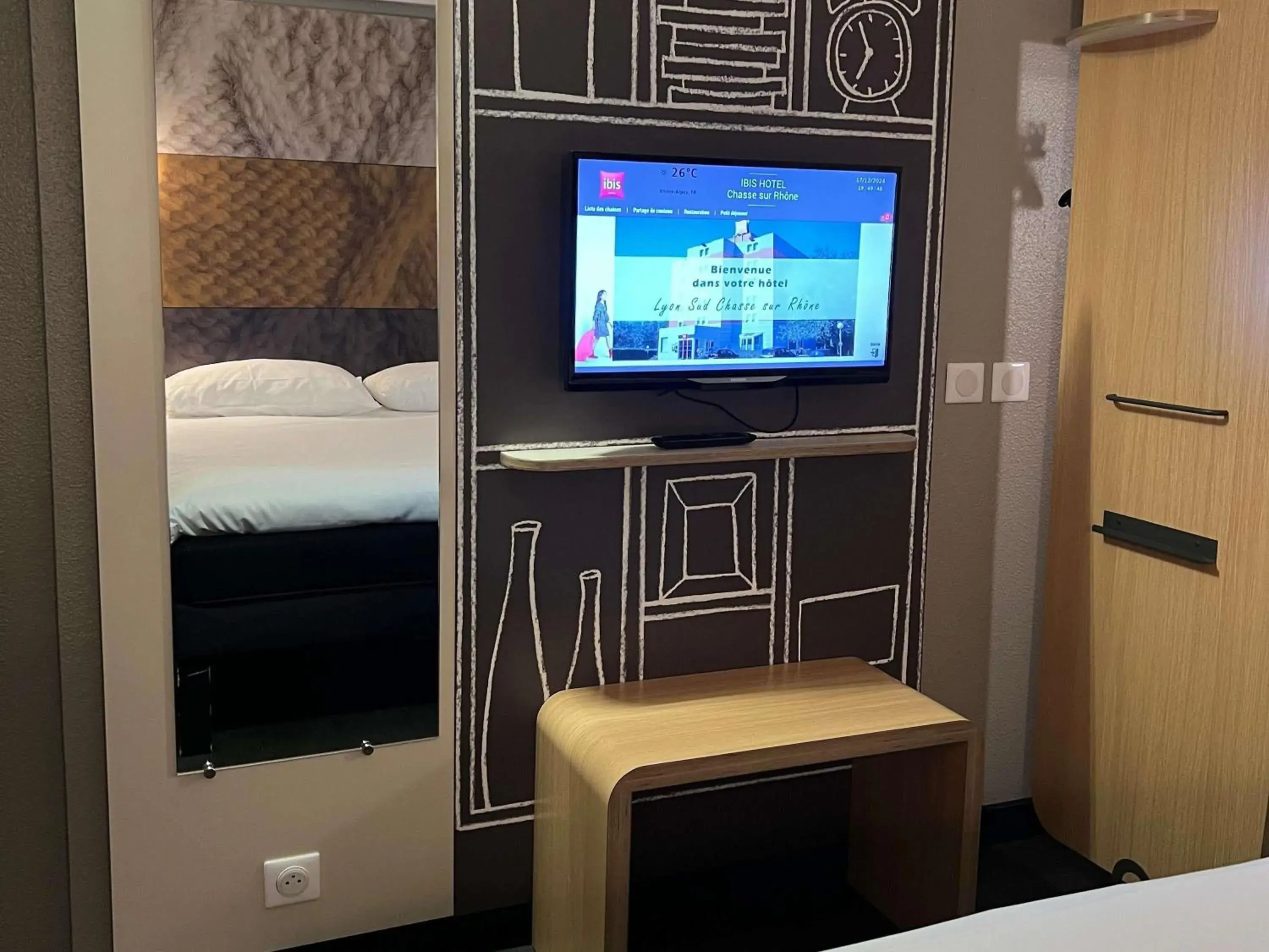 Bedroom, Bed in IBIS Lyon Sud Chasse Sur Rhône Bedroom, Bed in IBIS Lyon Sud Chasse Sur Rhône