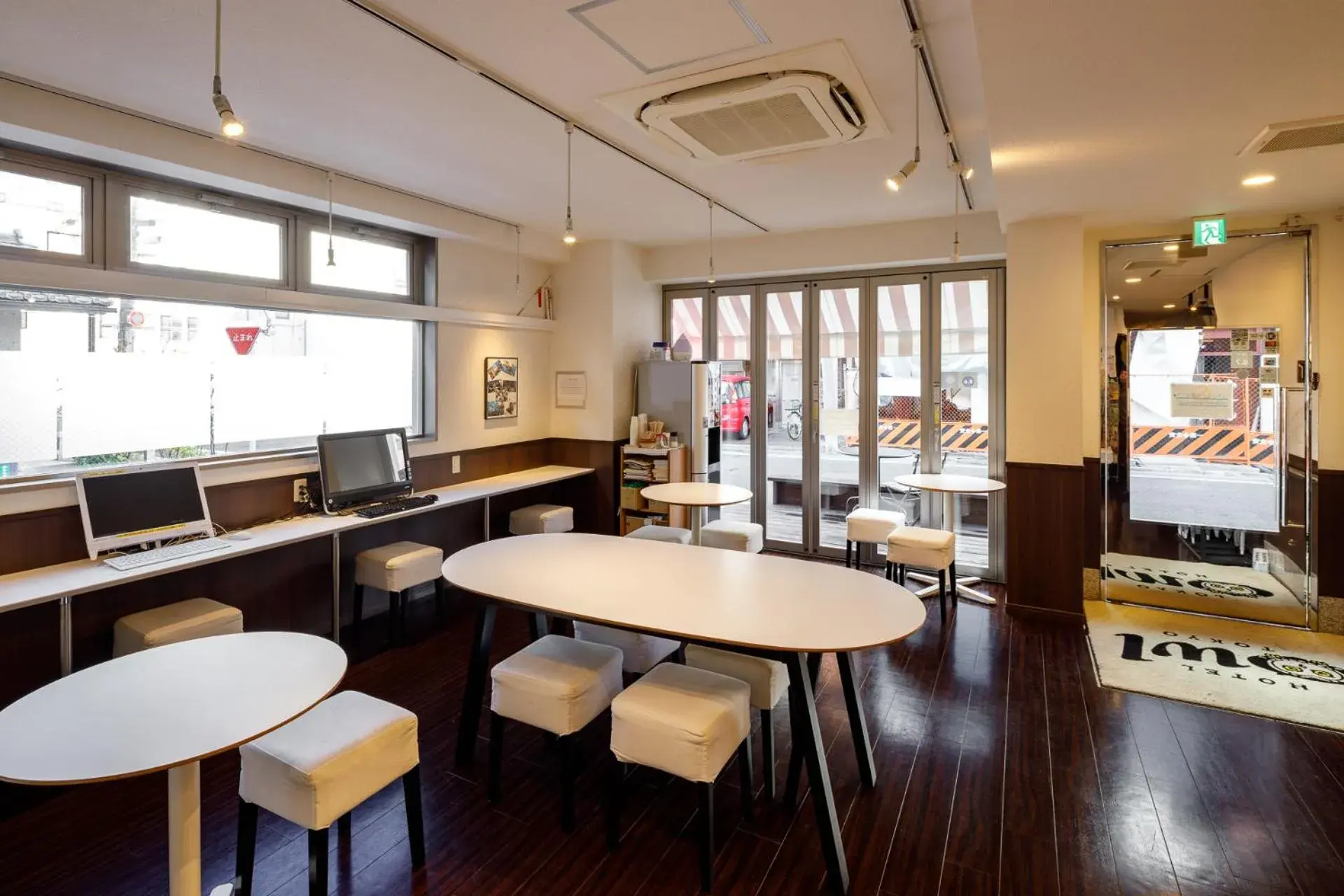 Lounge or bar in Hotel Owl Tokyo Nippori Lounge or bar in Hotel Owl Tokyo Nippori