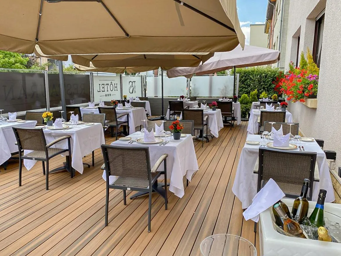 Property building in Hotel Re'ser Stuff