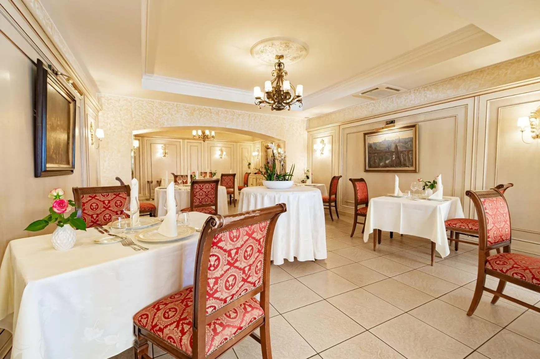 Restaurant/places to eat in Hotel Re'ser Stuff