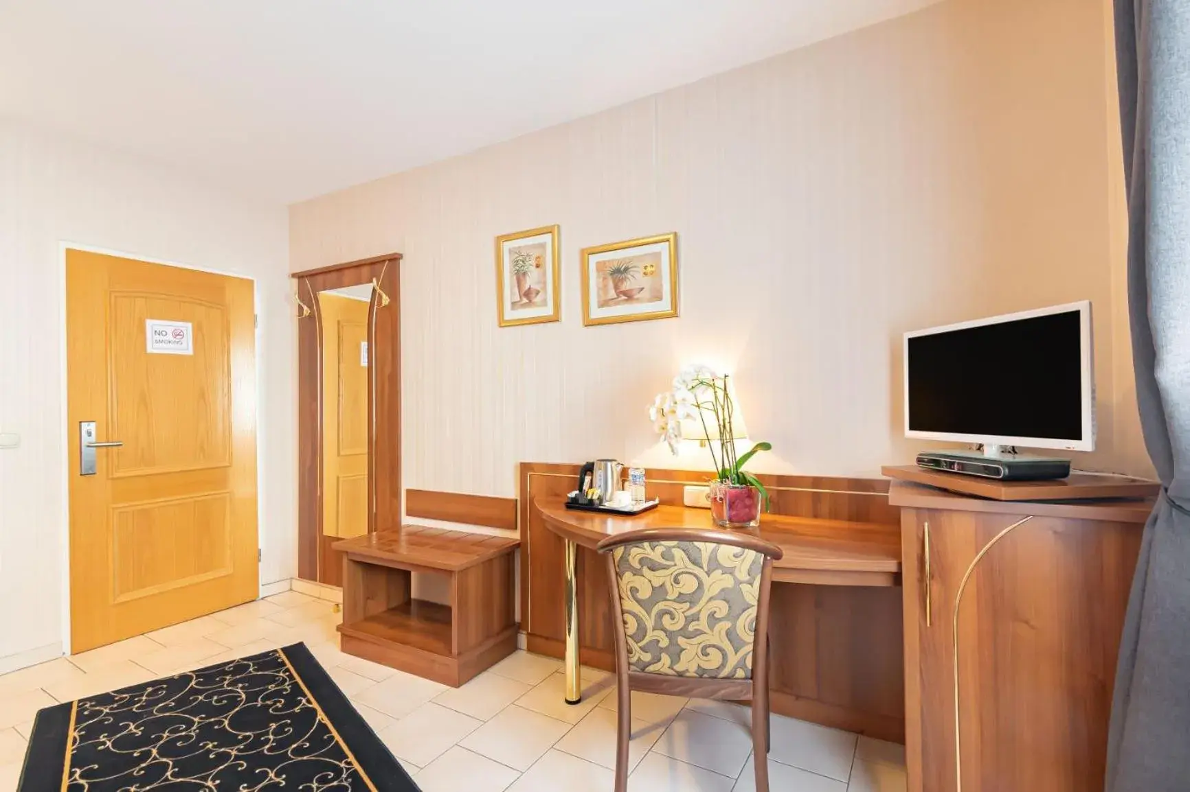 Single Room in Hotel Re'ser Stuff Single Room in Hotel Re'ser Stuff