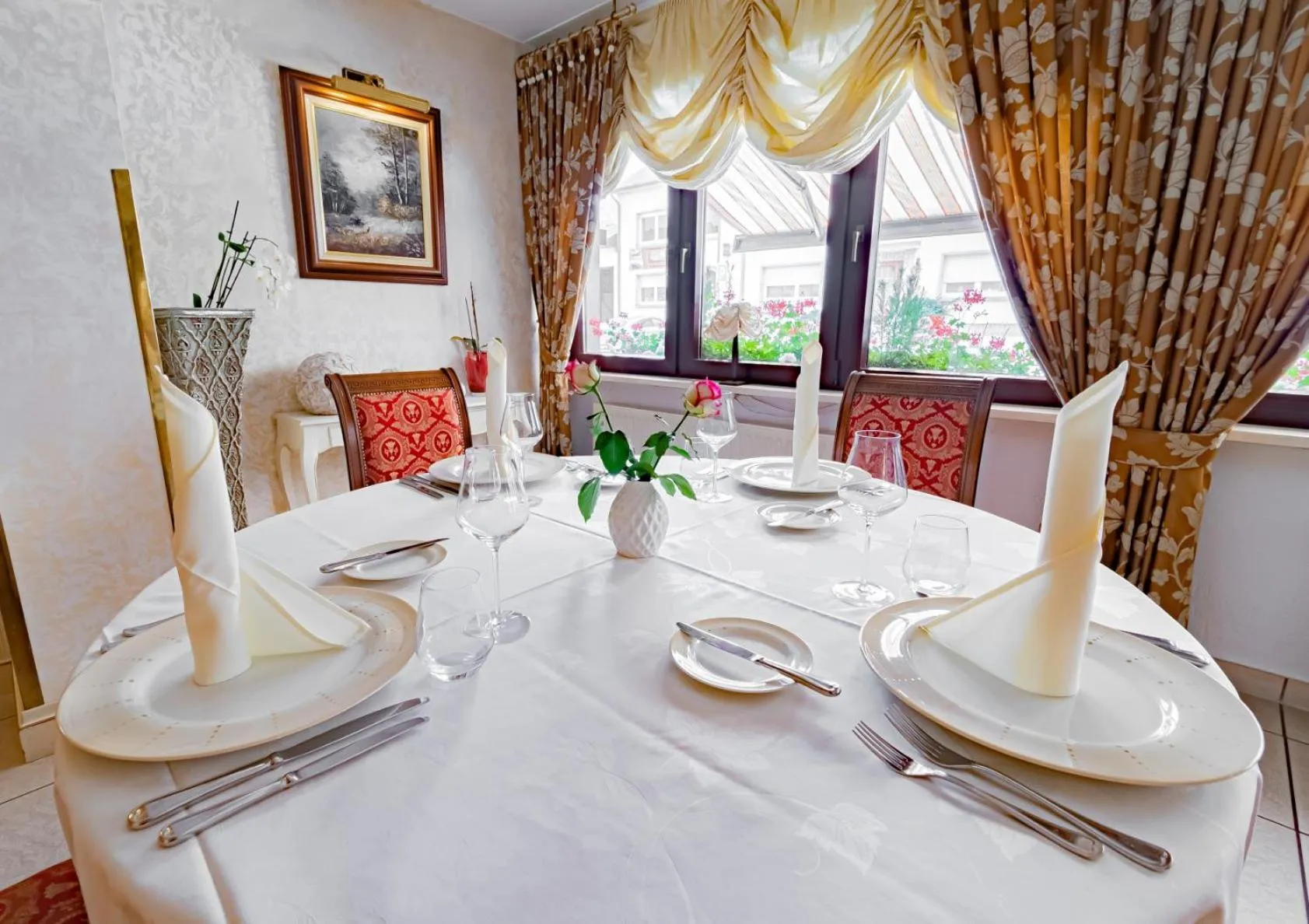 Restaurant/places to eat in Hotel Re'ser Stuff