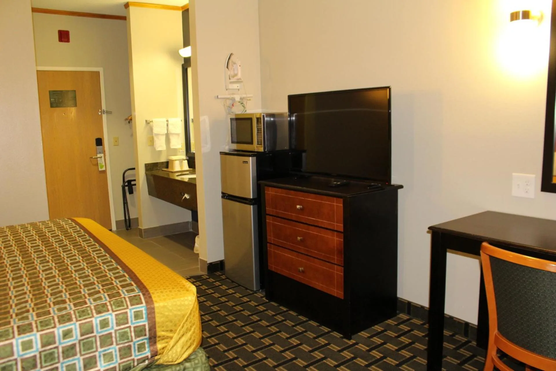 TV and multimedia, Bed in Home Gate Inn & Suites