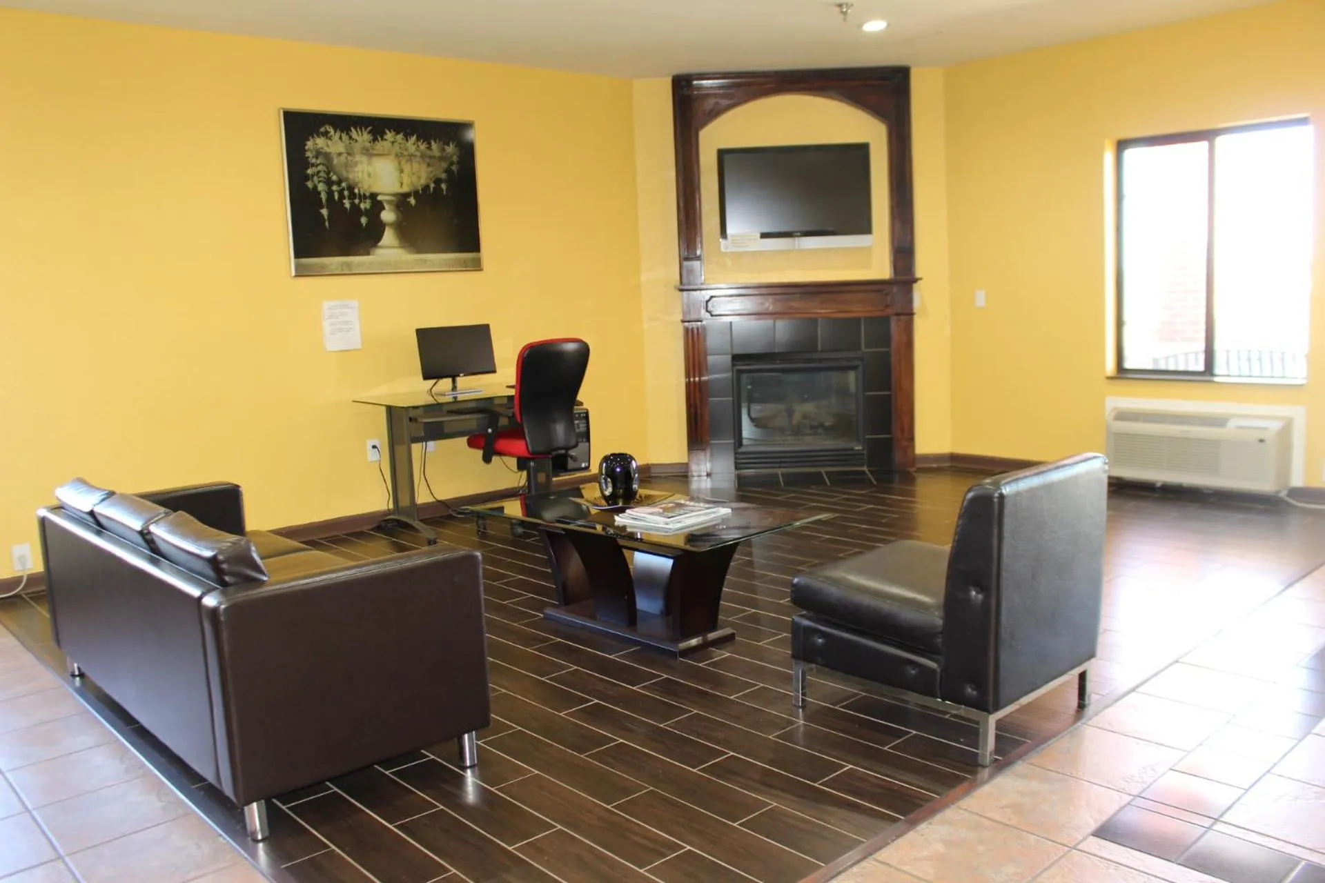 Communal lounge/ TV room in Home Gate Inn & Suites