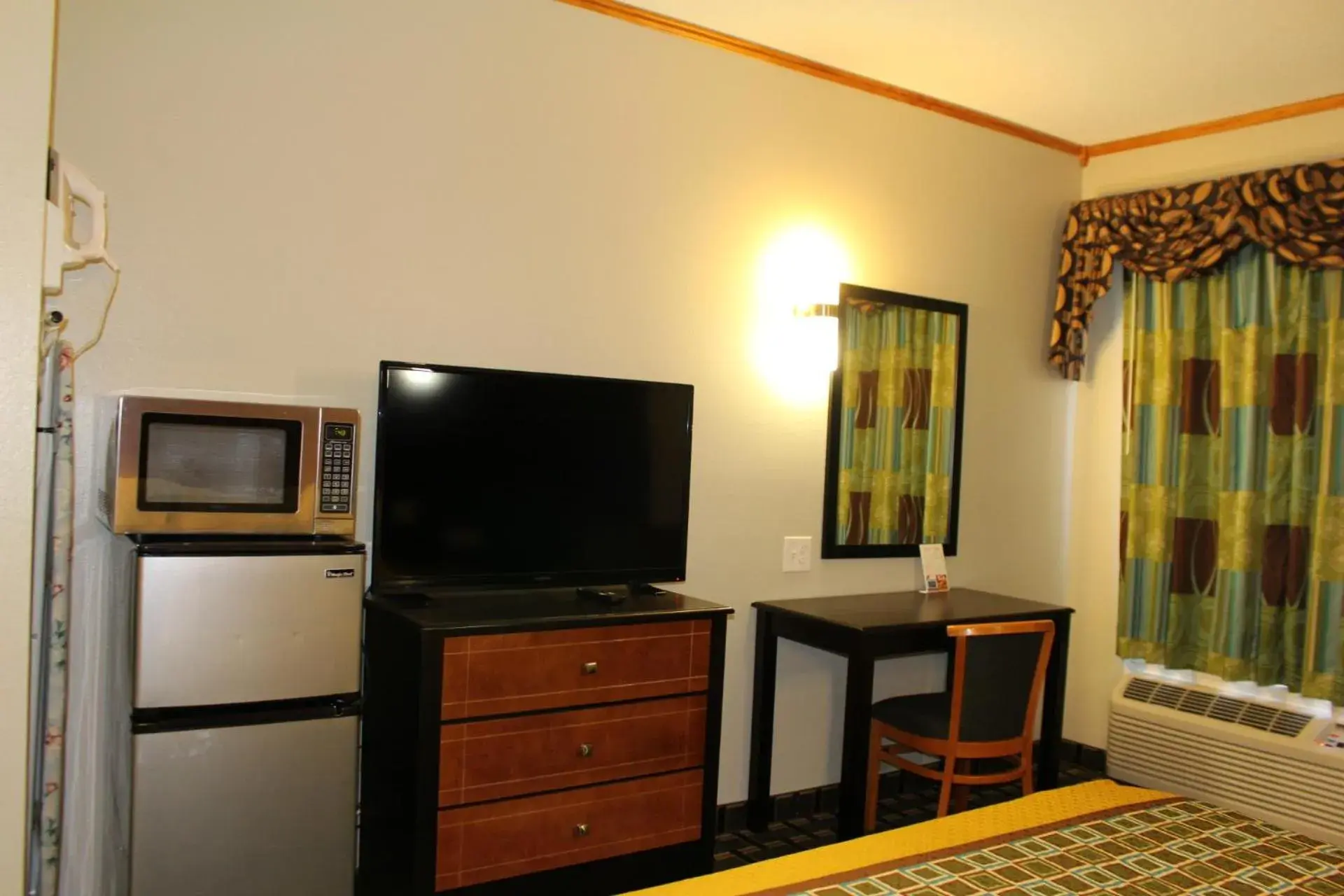 TV and multimedia in Home Gate Inn & Suites TV and multimedia in Home Gate Inn & Suites