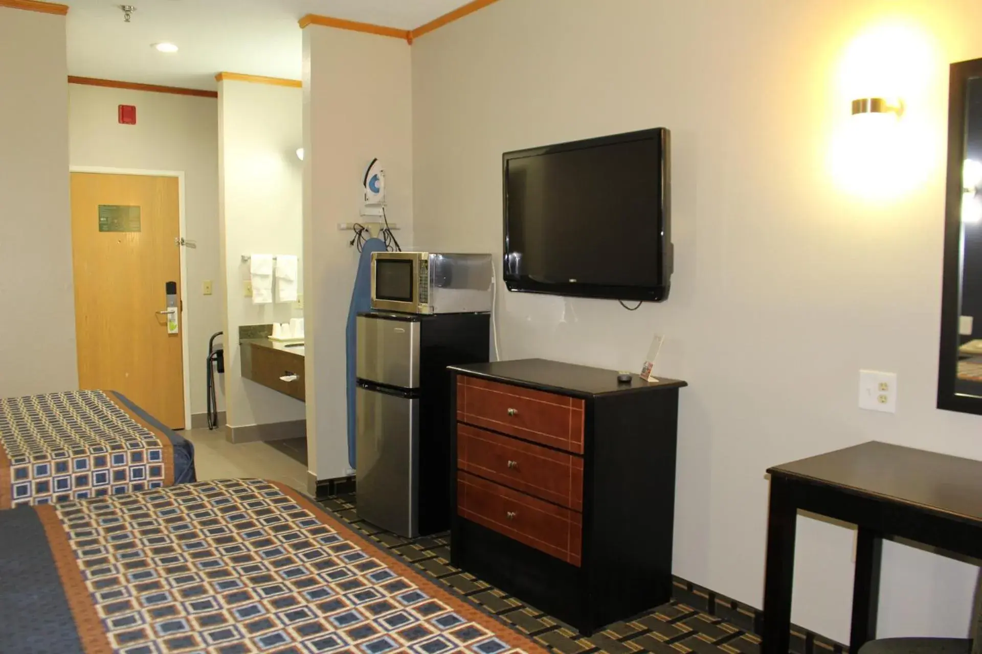 TV and multimedia in Home Gate Inn & Suites TV and multimedia in Home Gate Inn & Suites