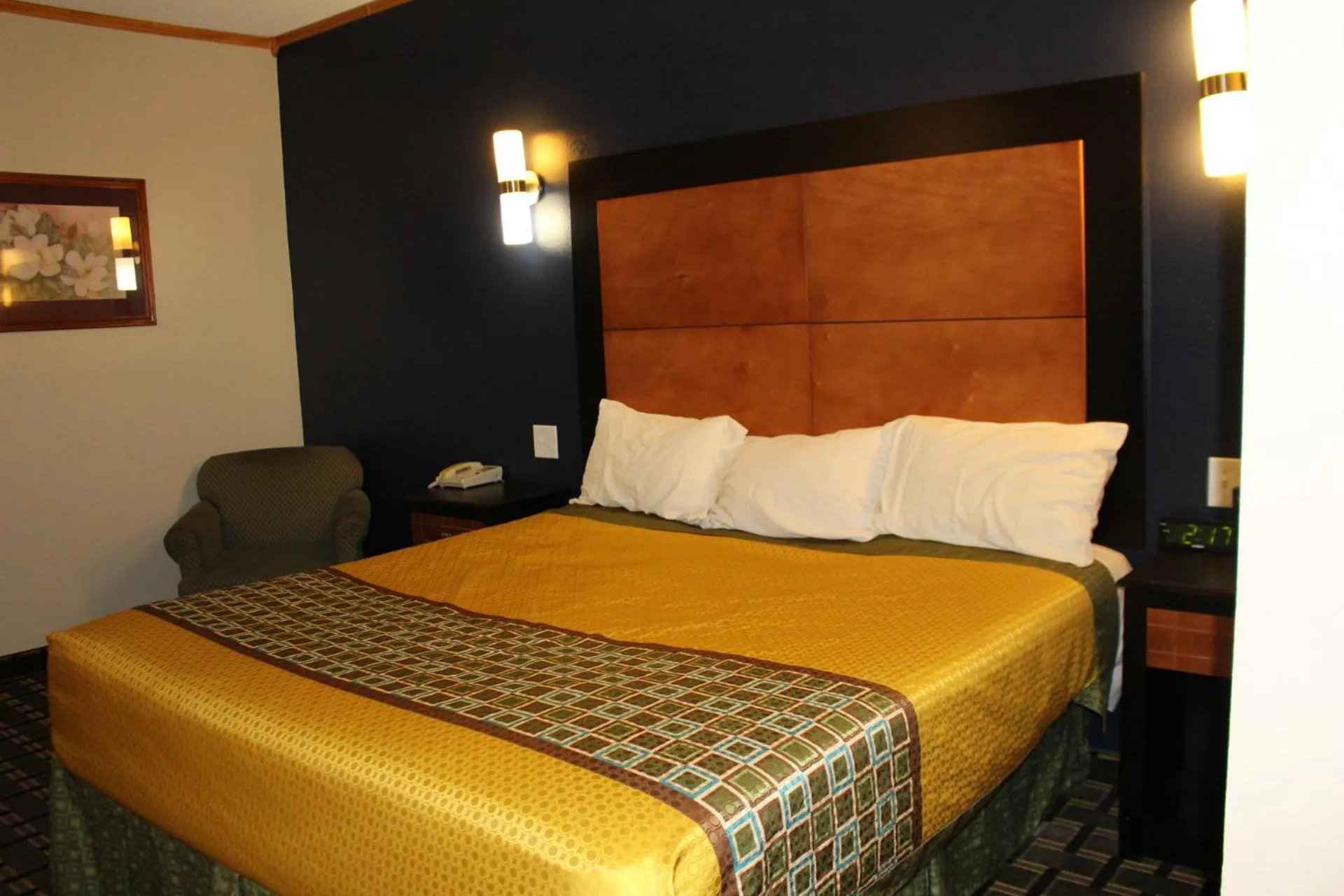 Bedroom, Bed in Home Gate Inn & Suites
