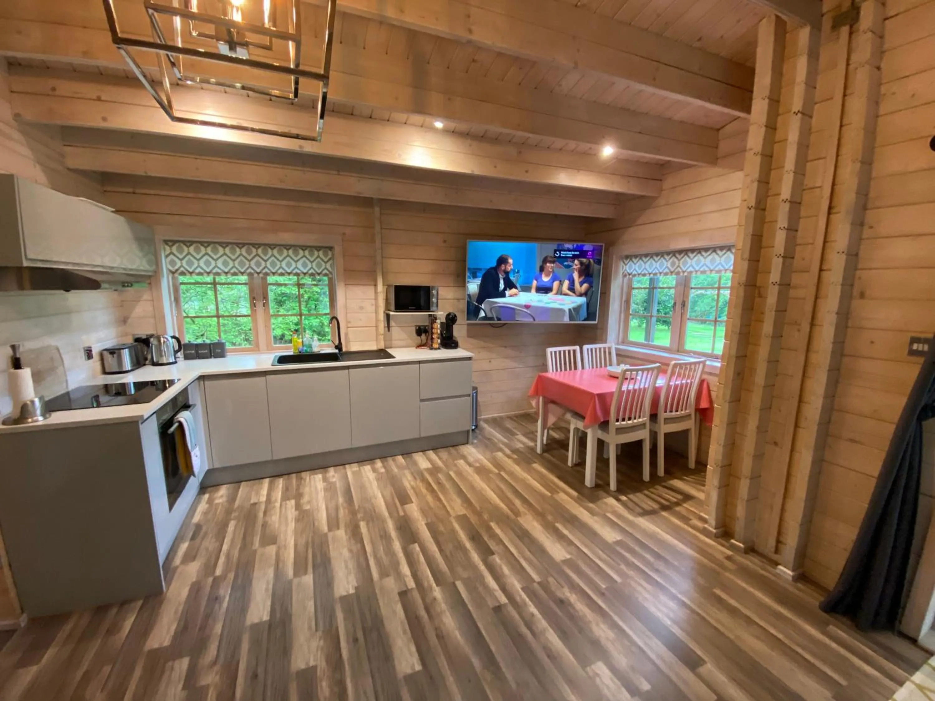 Dining area in The Secret Cottage & Hideaway Caravan