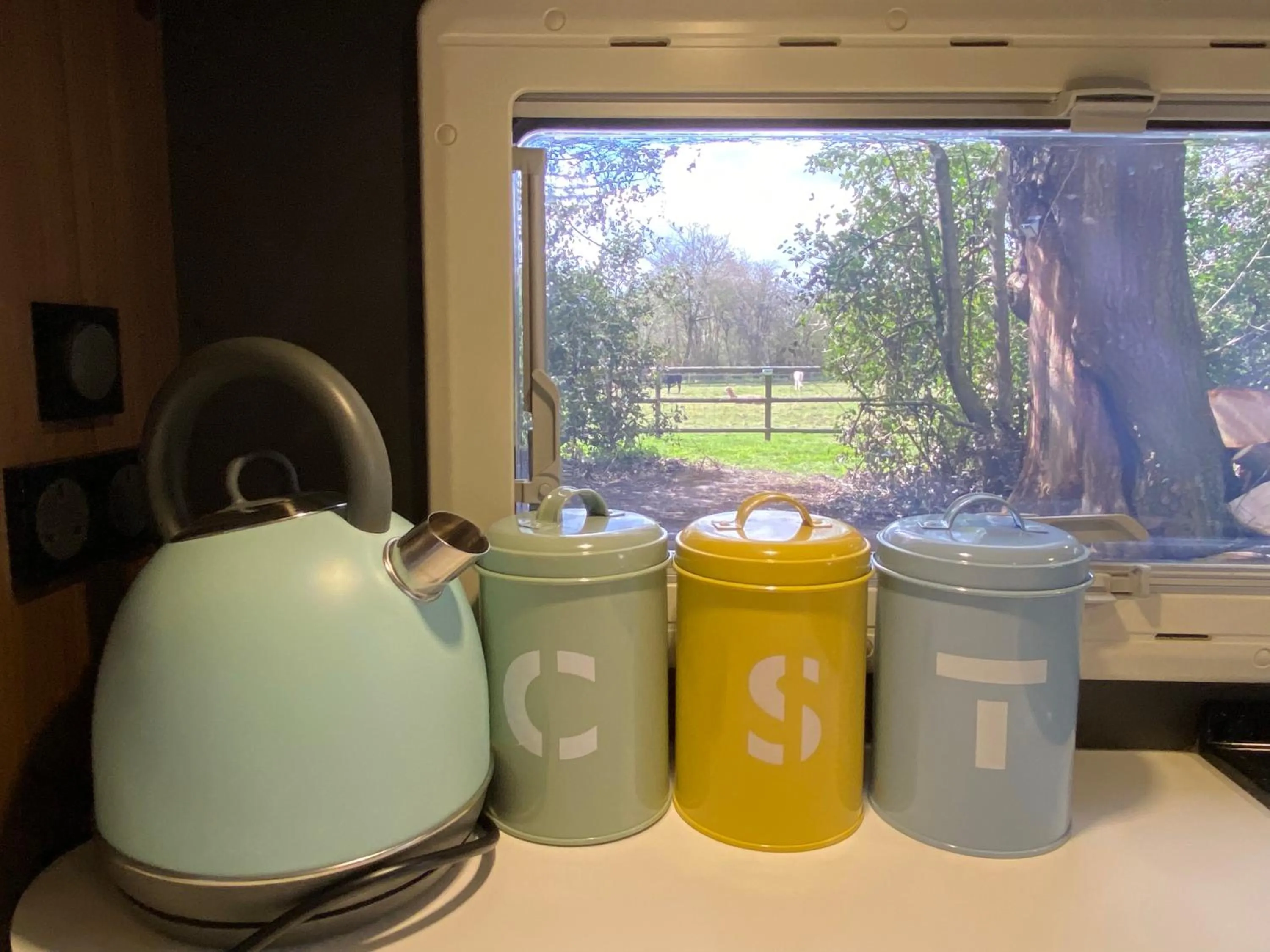 Kitchen or kitchenette in The Secret Cottage & Hideaway Caravan