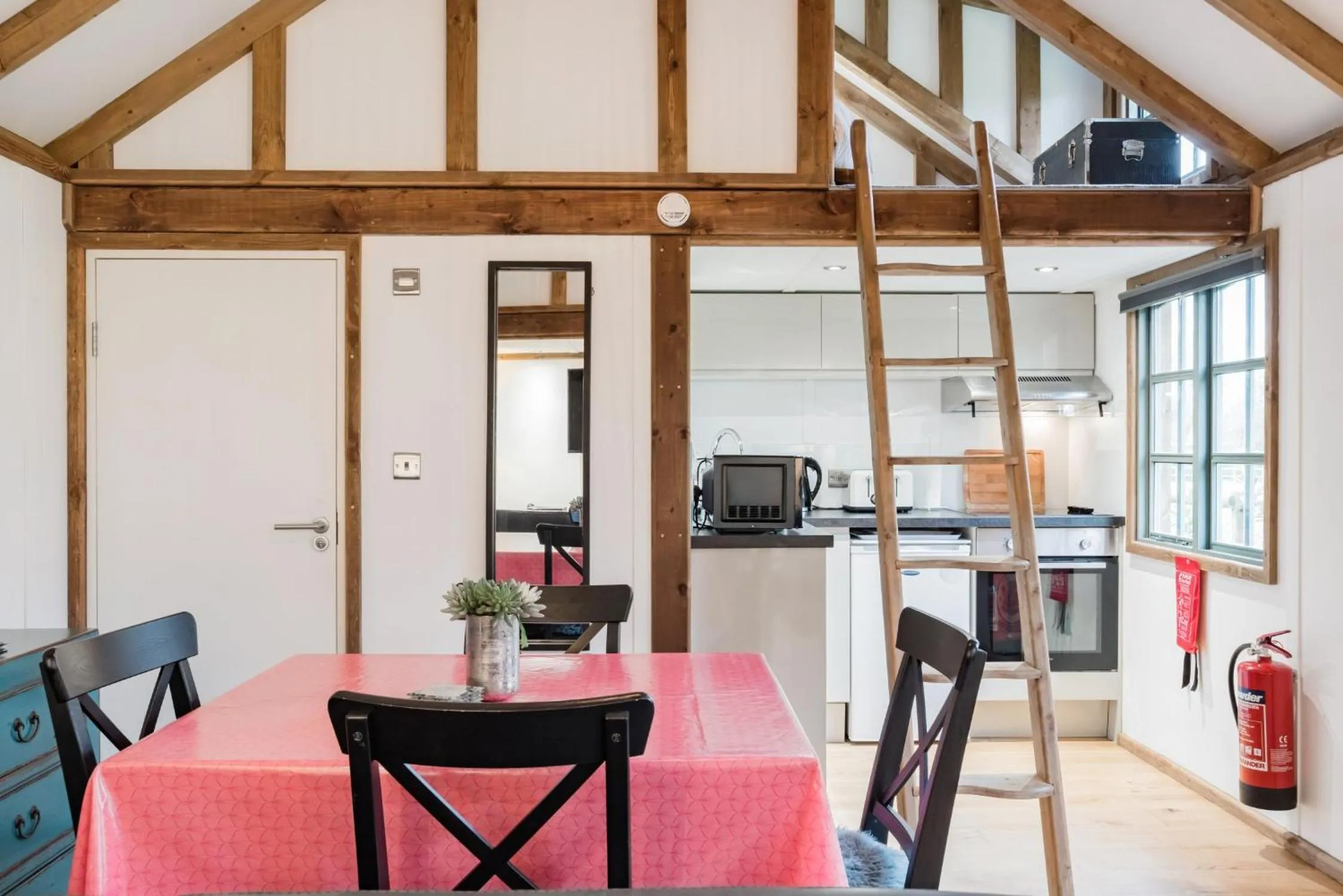 Dining area in The Secret Cottage & Hideaway Caravan