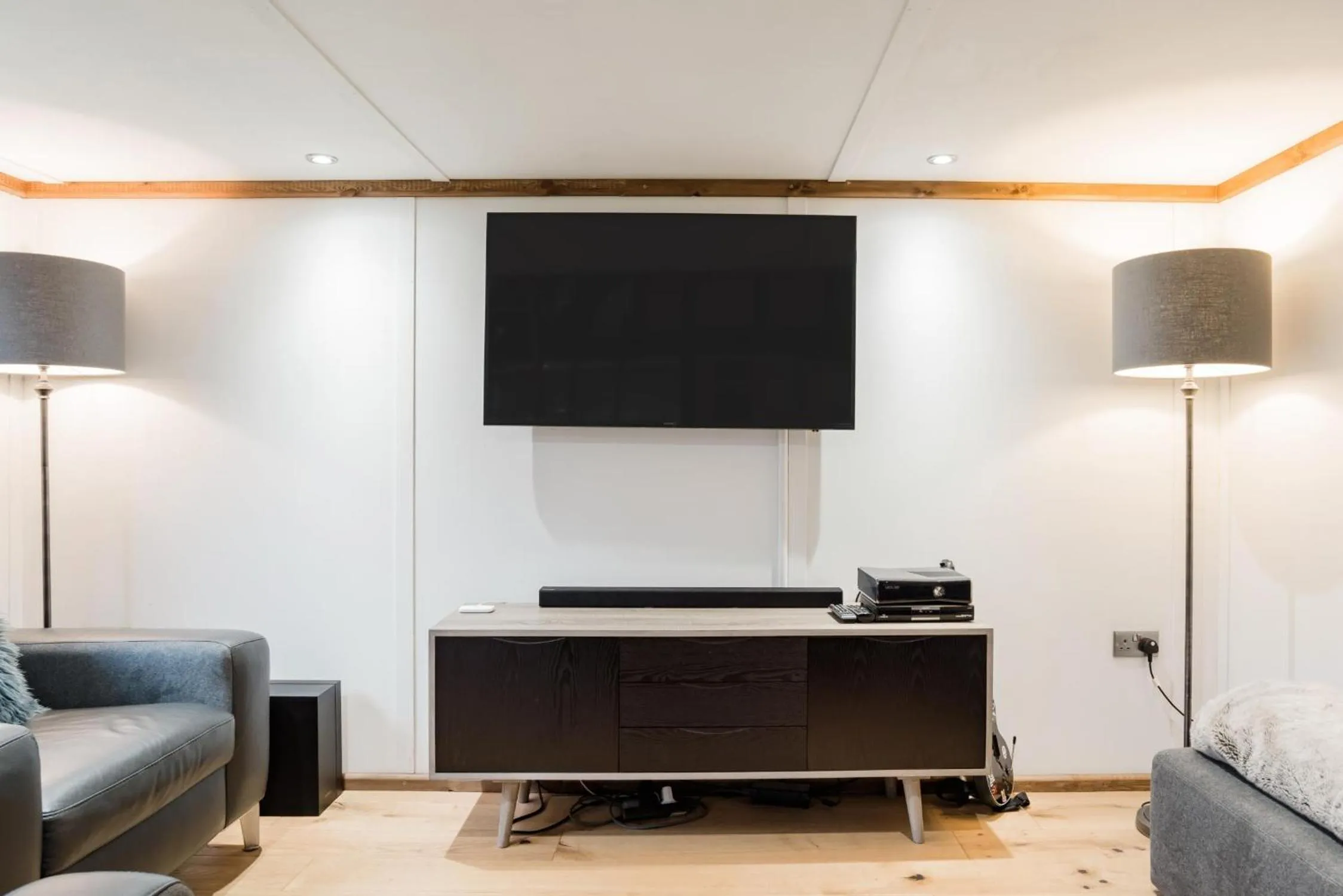 TV and multimedia in The Secret Cottage & Hideaway Caravan