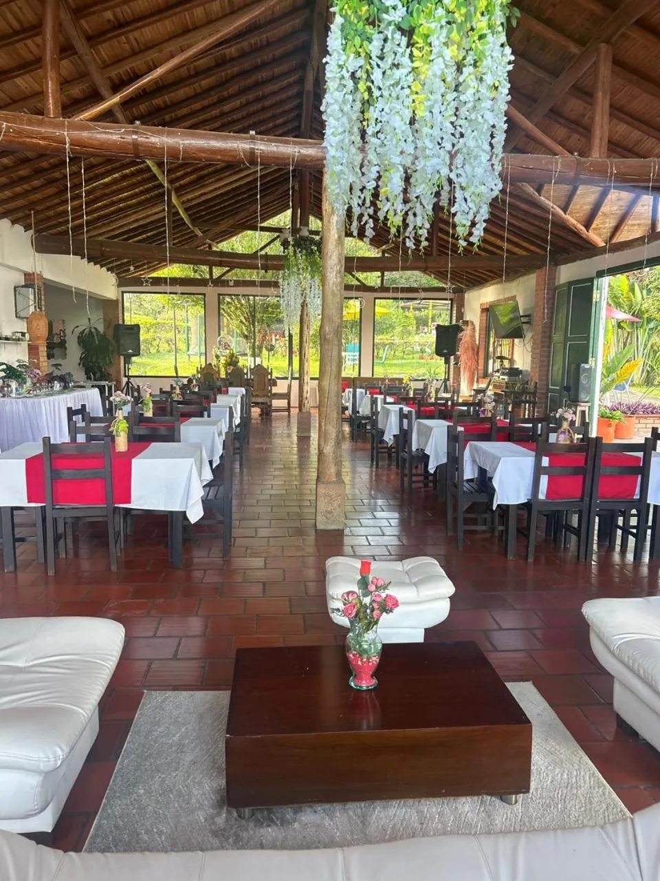 Restaurant/places to eat in Hotel Campestre la Loma curiti