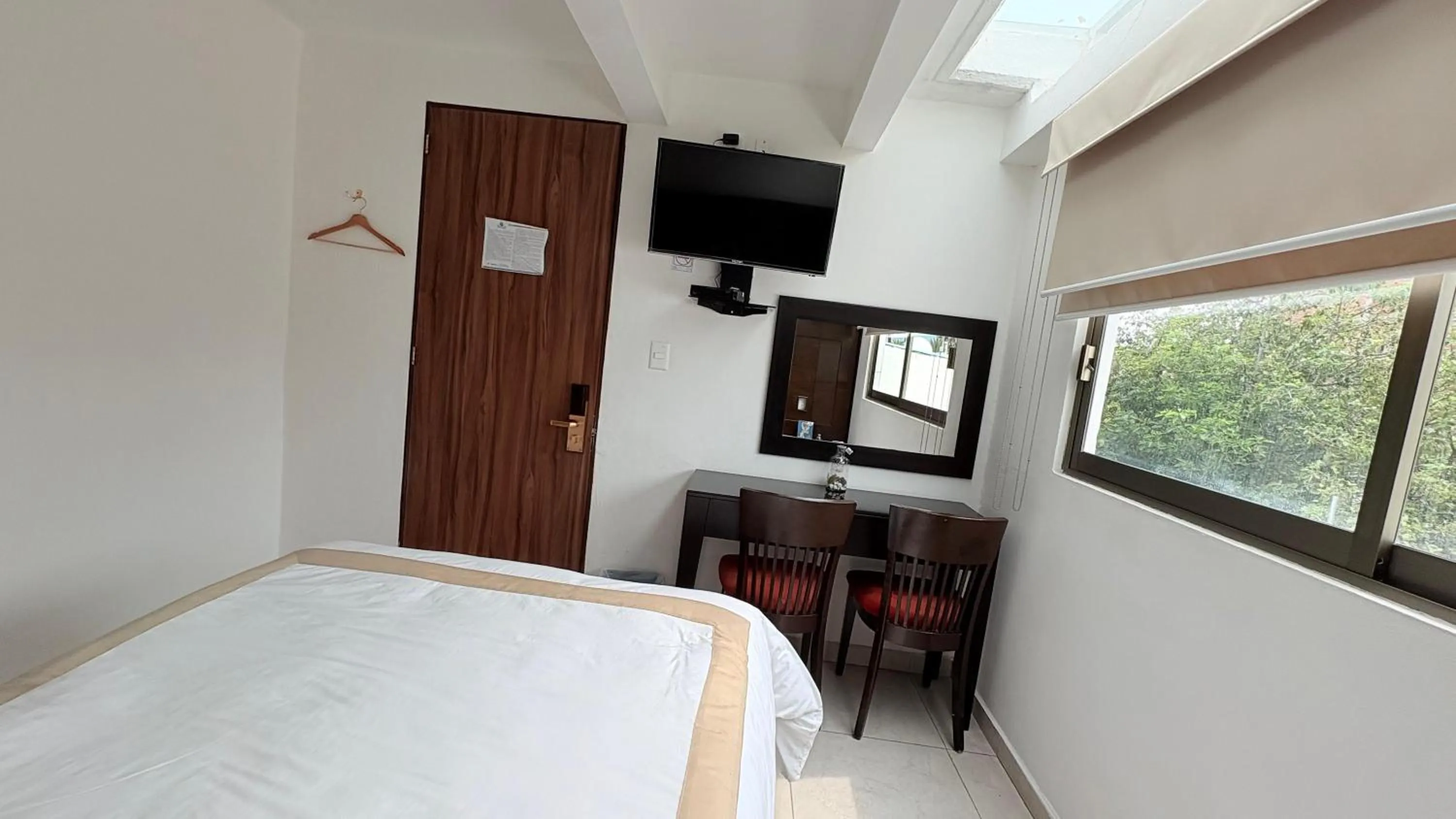 Communal lounge/ TV room, Bed in Hotel Boutique Yaocalli