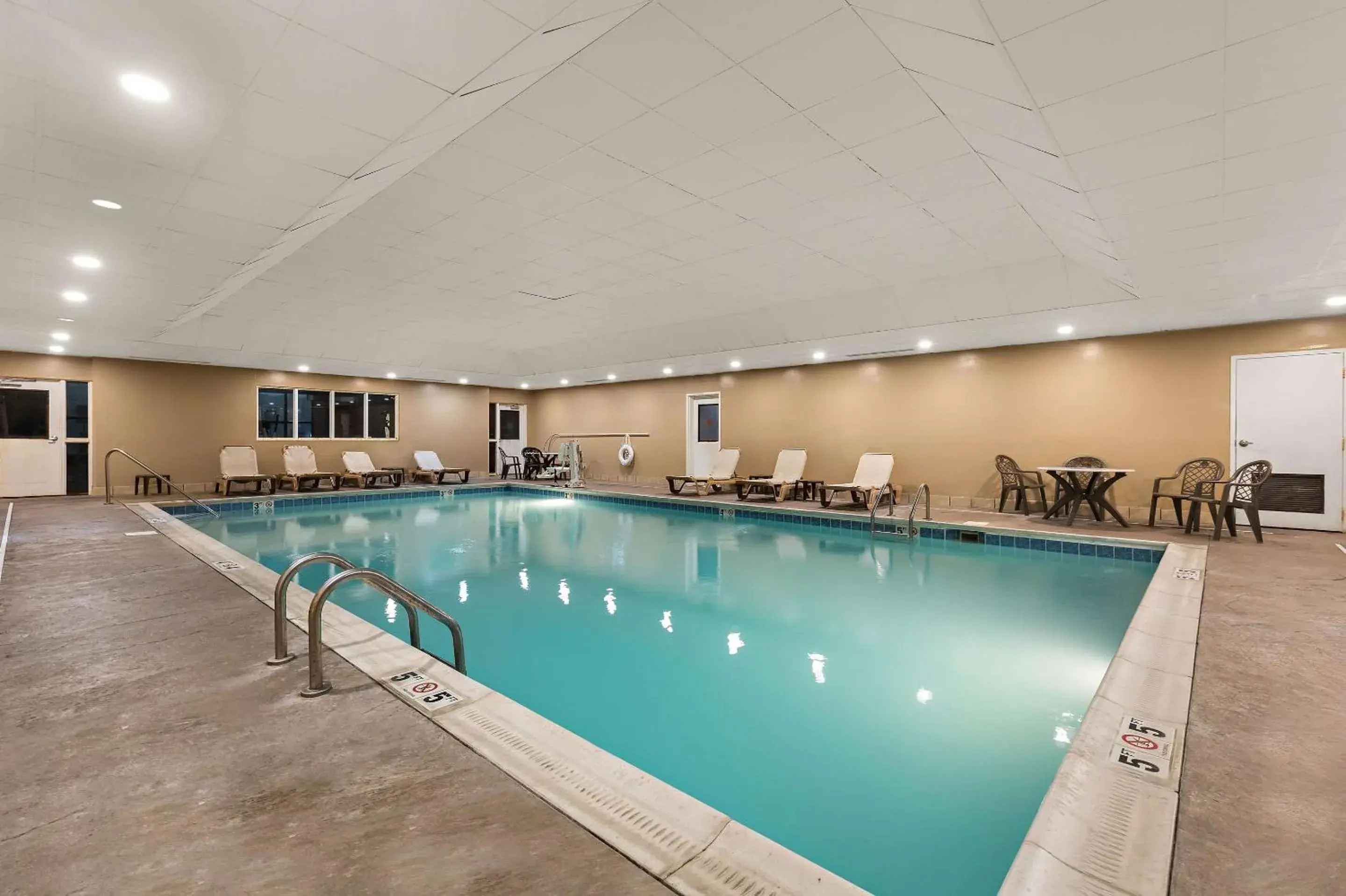 Swimming pool in Comfort Suites Nashville near Percy Priest Lake Swimming pool in Comfort Suites Nashville near Percy Priest Lake