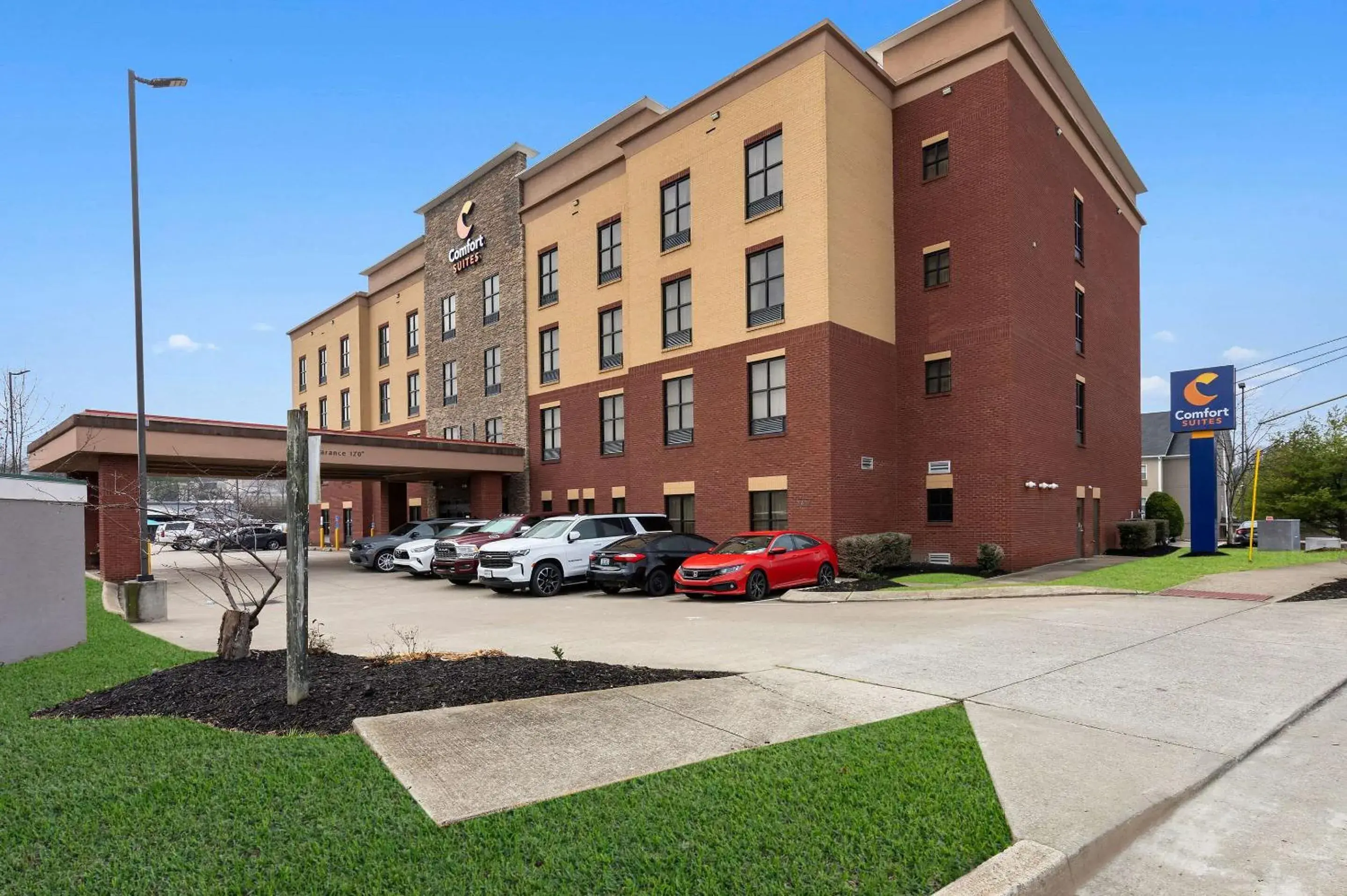 Property building in Comfort Suites Nashville near Percy Priest Lake Property building in Comfort Suites Nashville near Percy Priest Lake