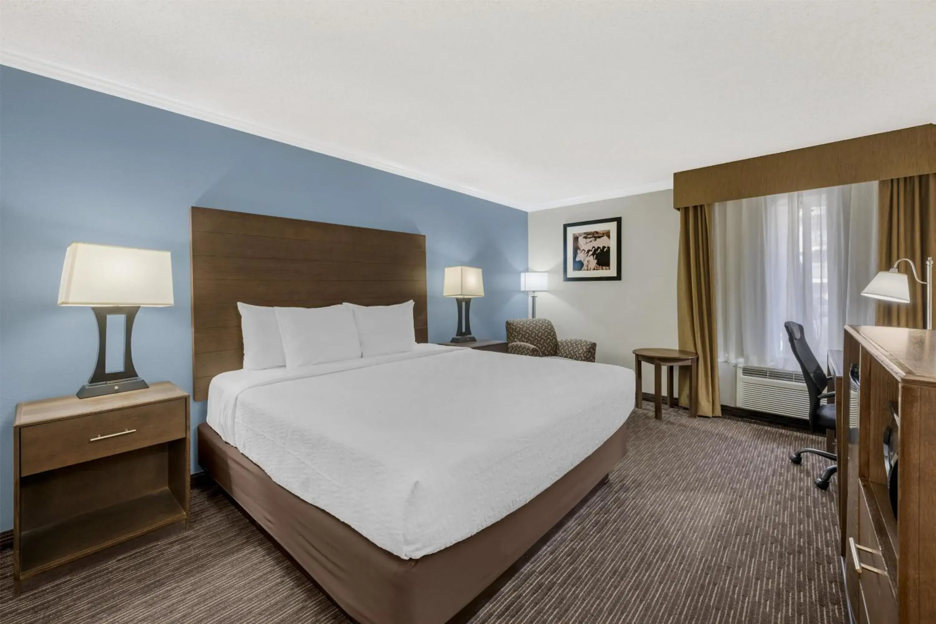 King Room with Roll-In Shower - Mobility Access in Best Western Airport Albuquerque InnSuites Hotel & Suites King Room with Roll-In Shower - Mobility Access in Best Western Airport Albuquerque InnSuites Hotel & Suites