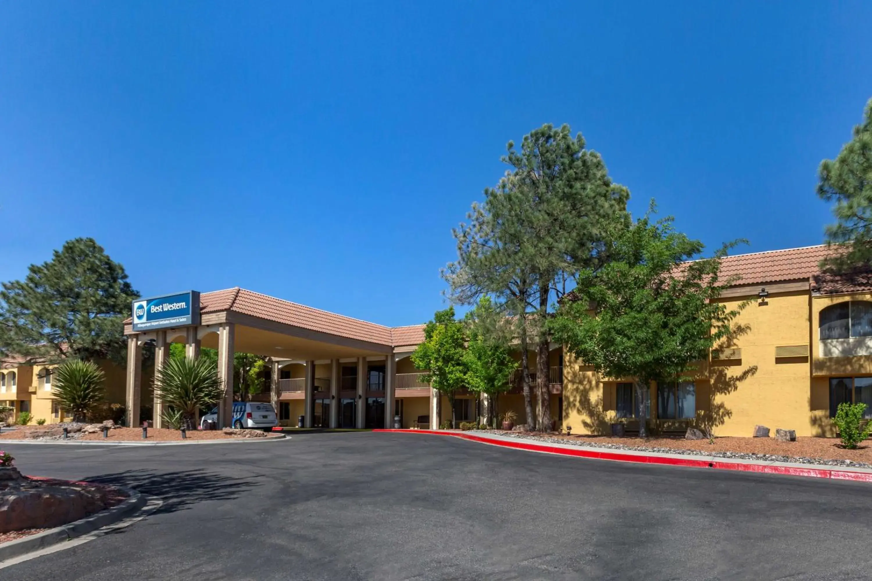 Property building in Best Western Airport Albuquerque InnSuites Hotel & Suites Property building in Best Western Airport Albuquerque InnSuites Hotel & Suites