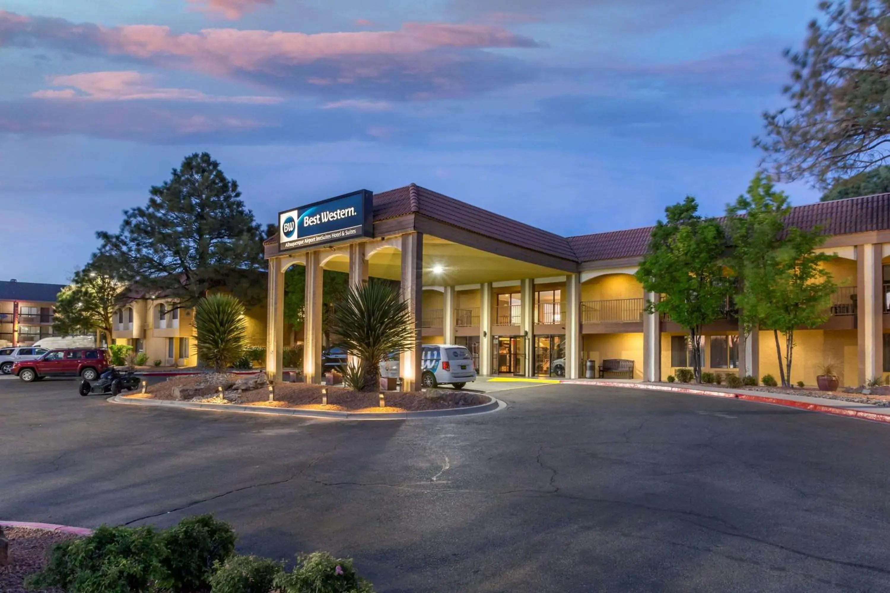 Property building in Best Western Airport Albuquerque InnSuites Hotel & Suites Property building in Best Western Airport Albuquerque InnSuites Hotel & Suites