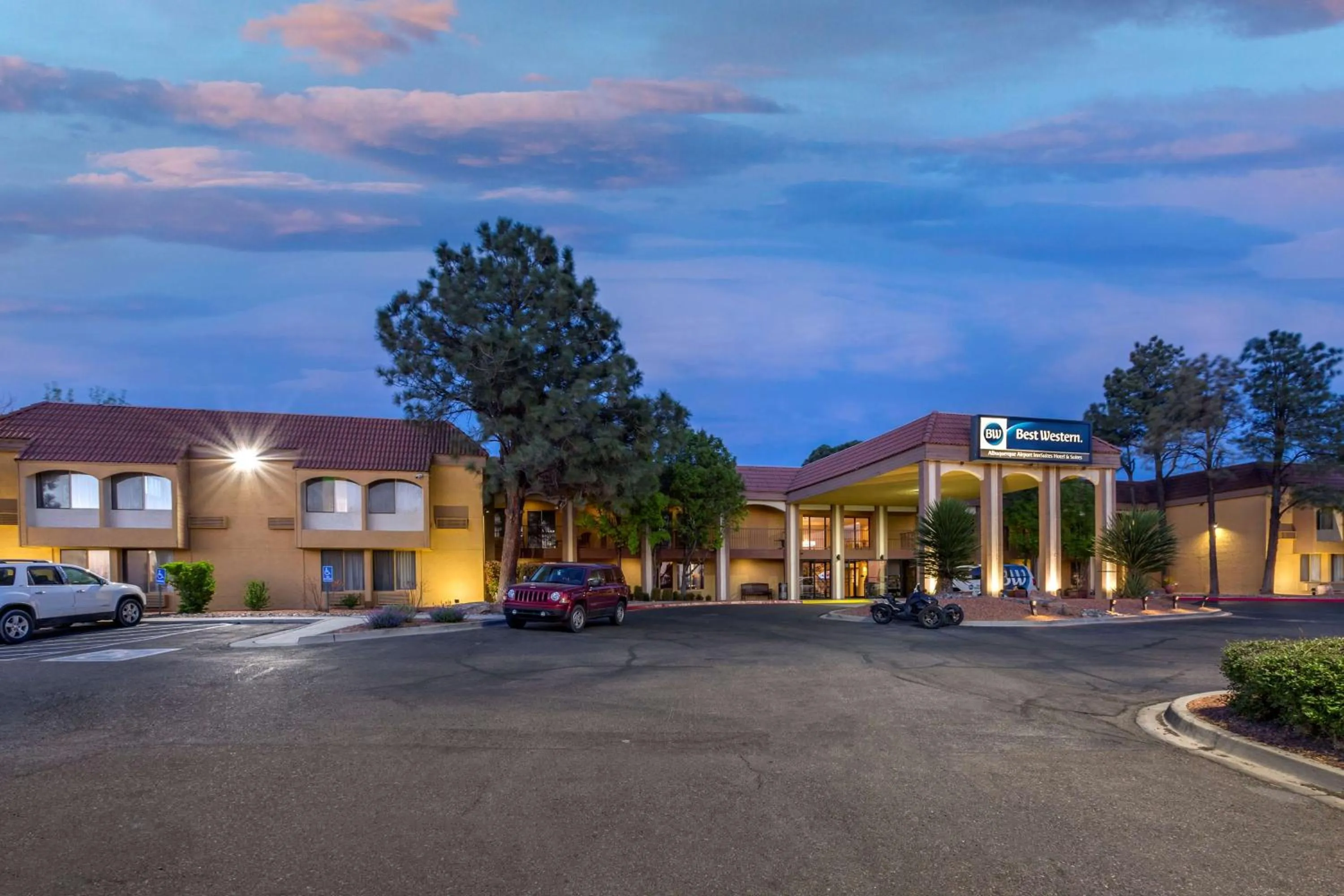 Property building in Best Western Airport Albuquerque InnSuites Hotel & Suites