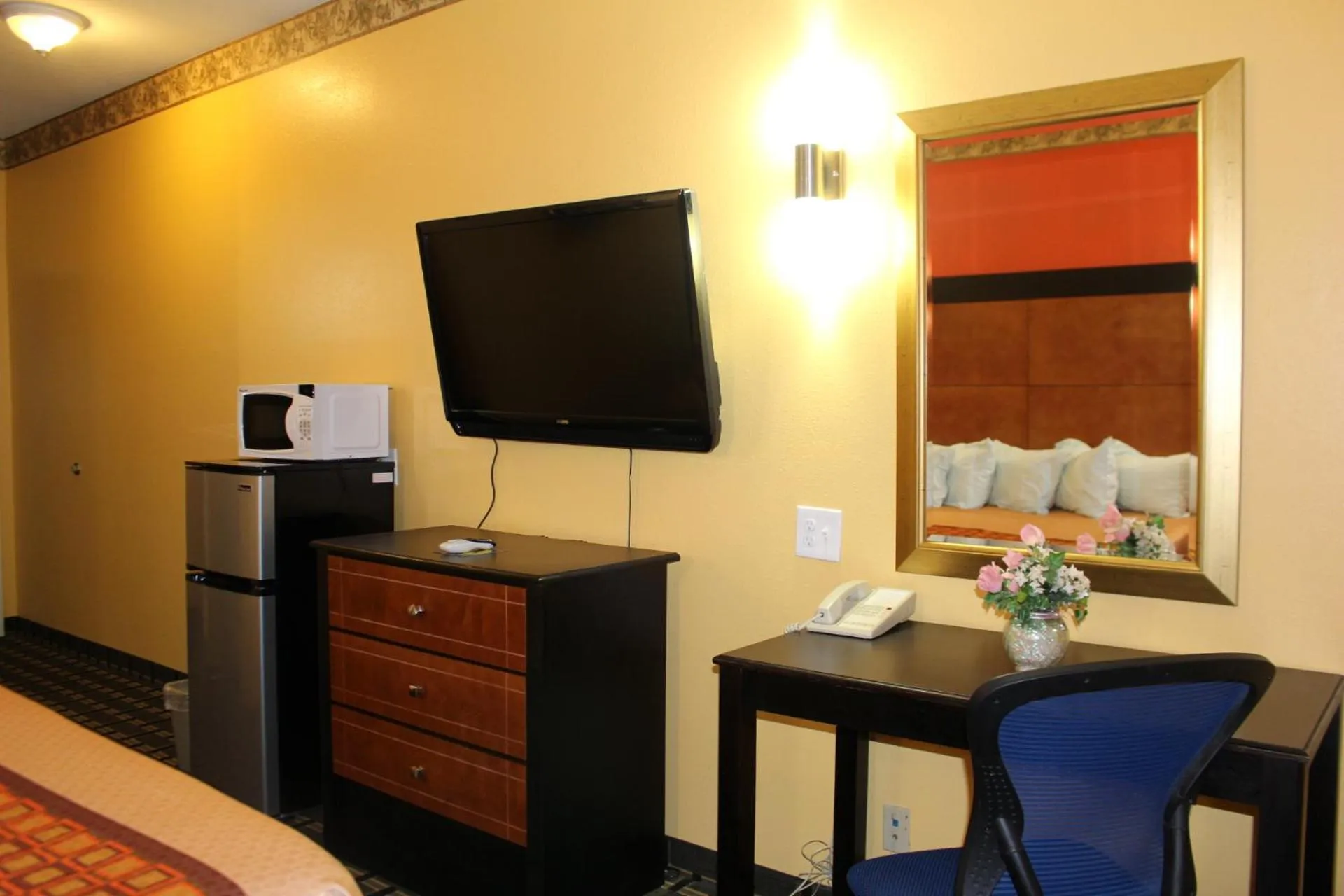 TV and multimedia in Magnolia Inn and Suites Southaven