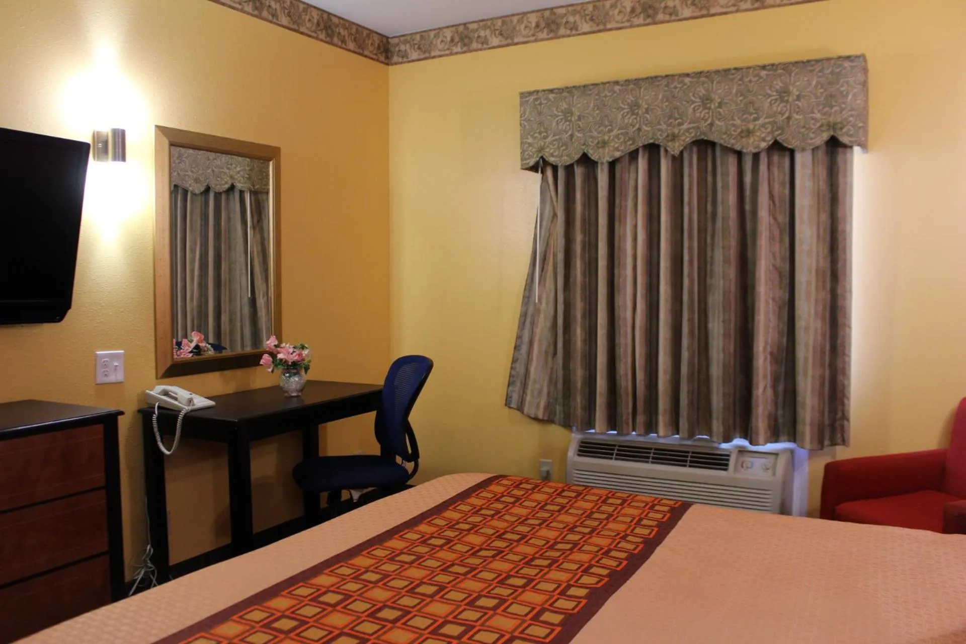 Seating area, Bed in Magnolia Inn and Suites Southaven