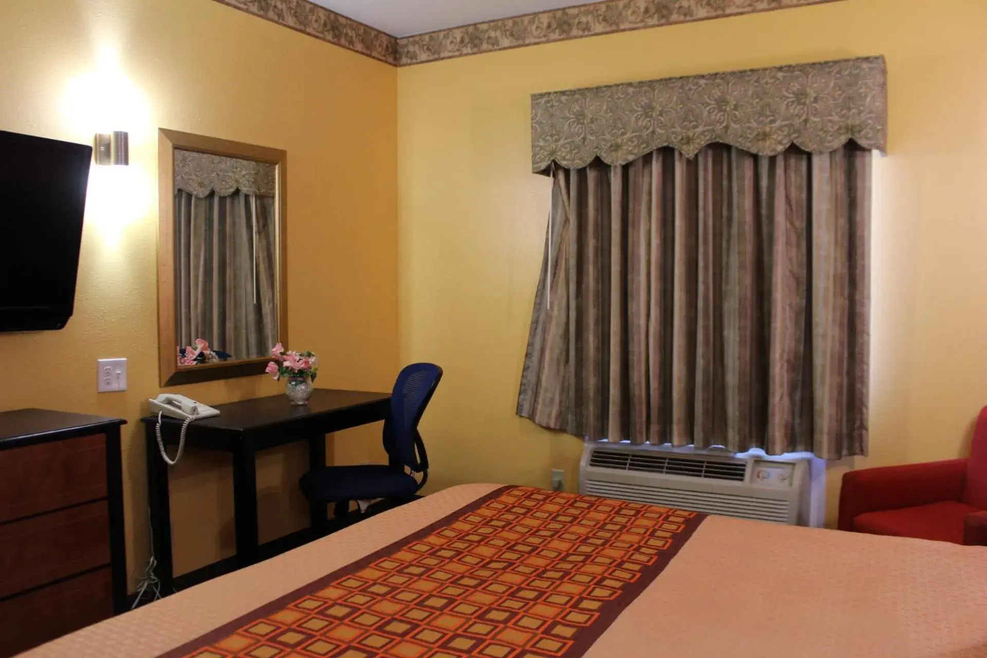 Seating area, Bed in Magnolia Inn and Suites Southaven Seating area, Bed in Magnolia Inn and Suites Southaven