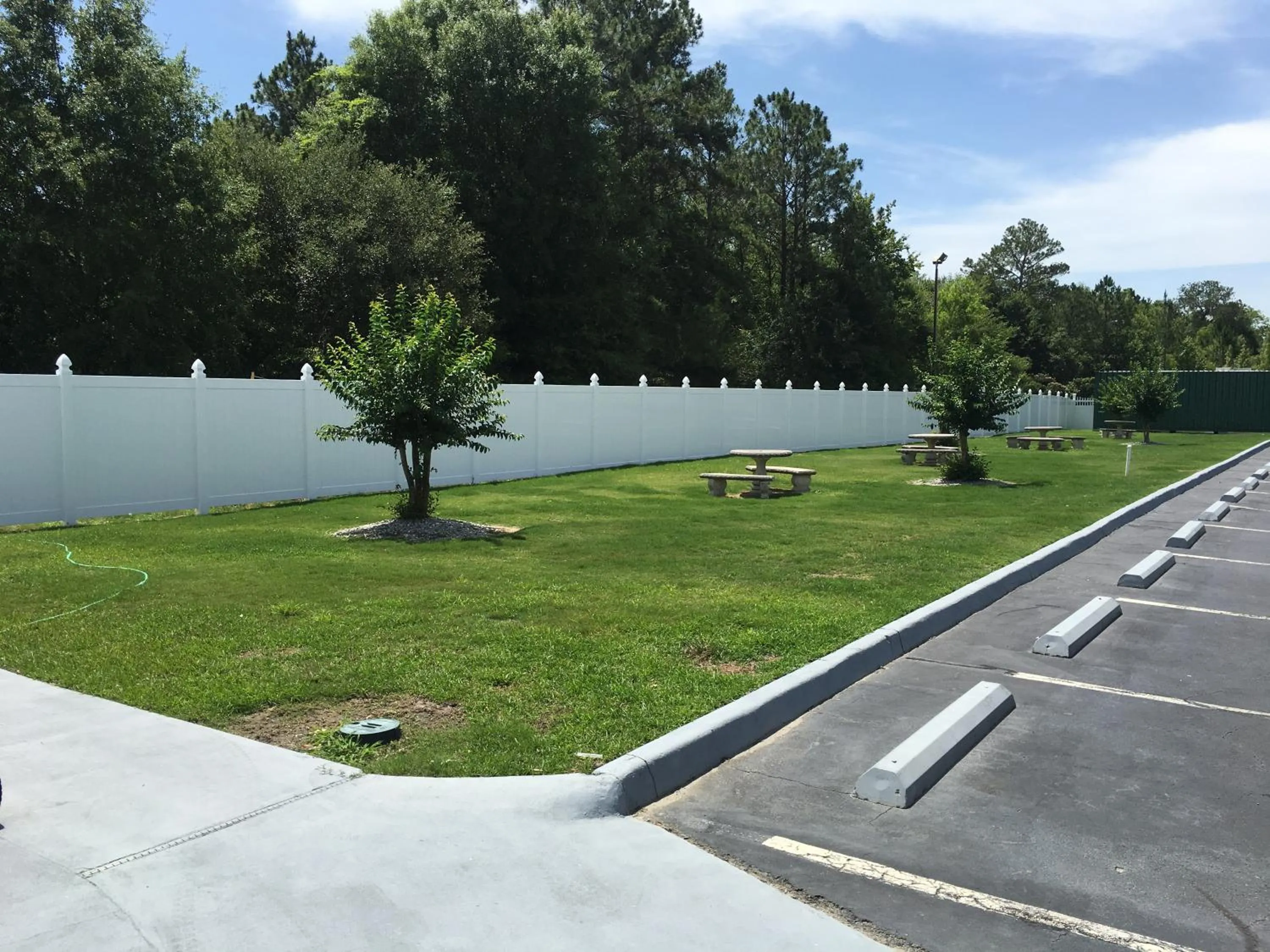 Garden view in Jameson Inn Douglas