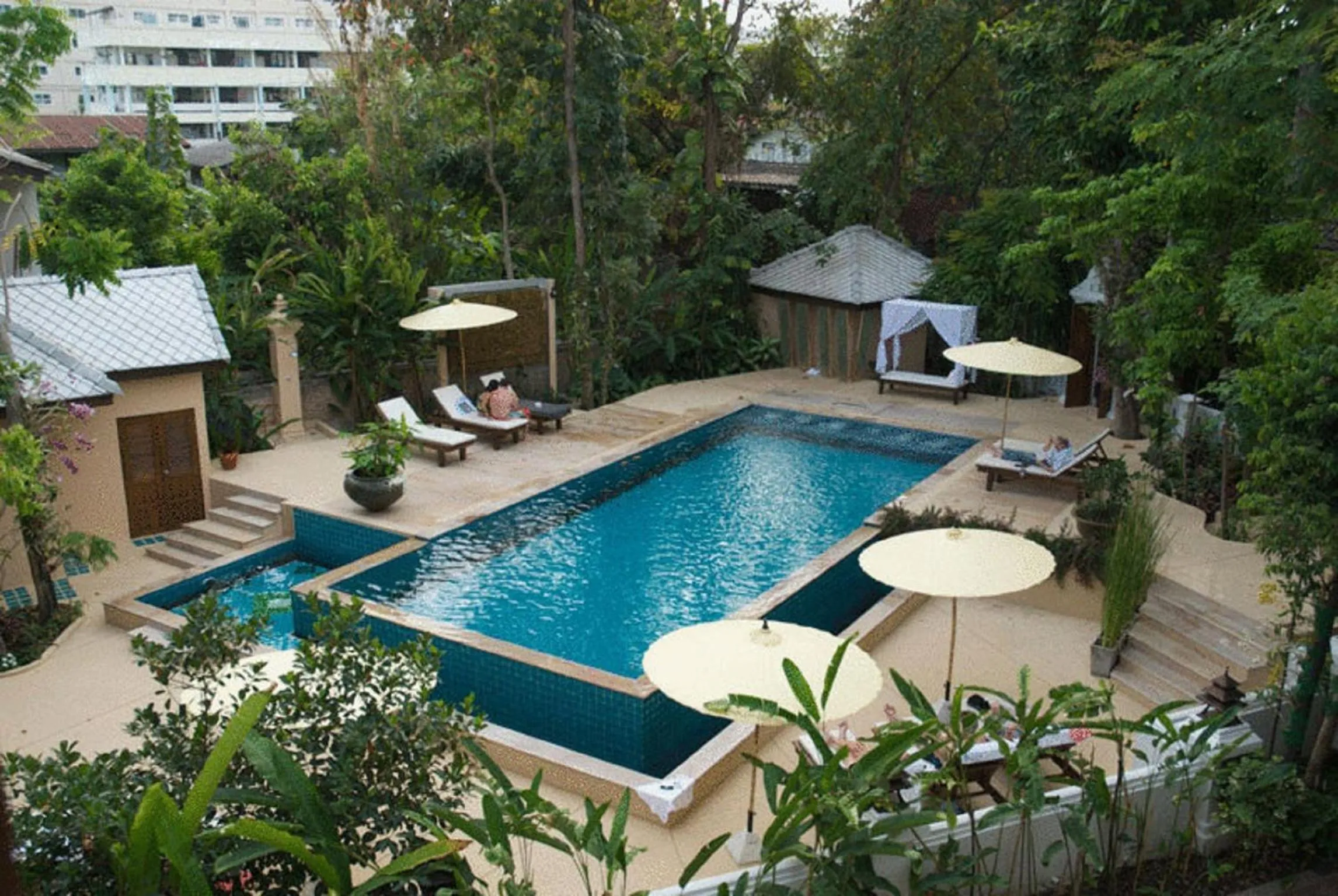 Swimming pool in Changpuak Hotel