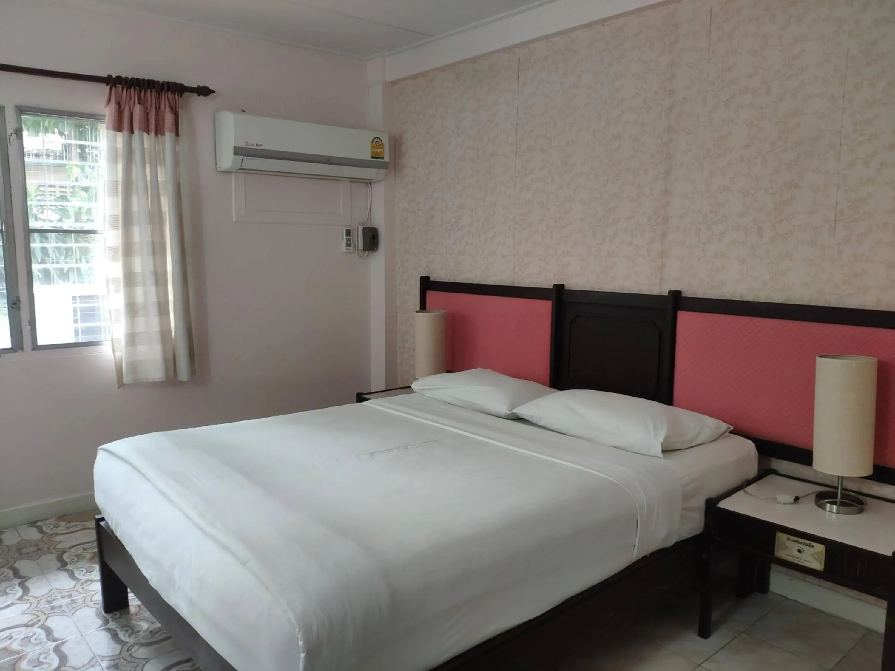Budget Double Room in Changpuak Hotel Budget Double Room in Changpuak Hotel