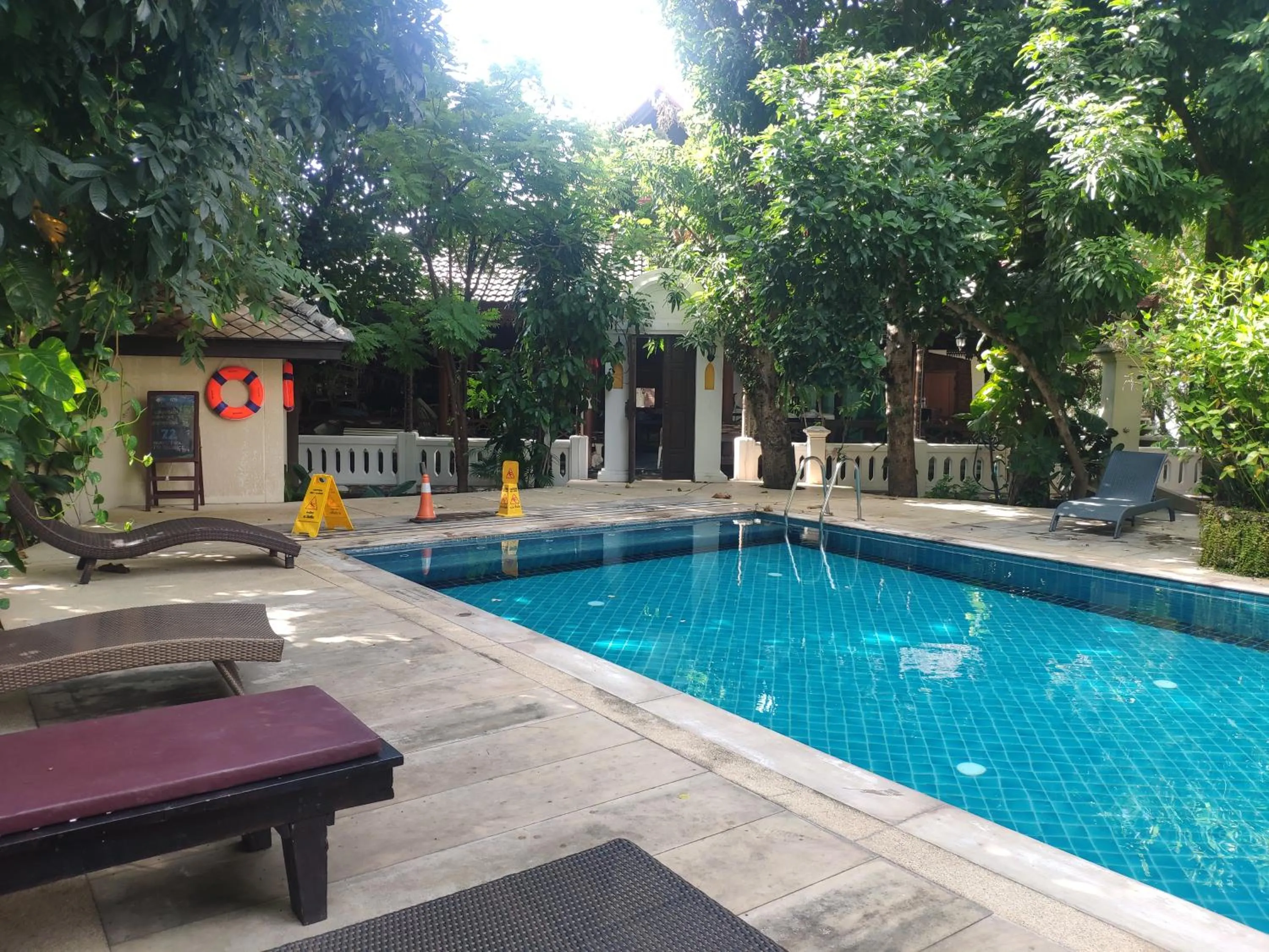 Swimming pool in Changpuak Hotel