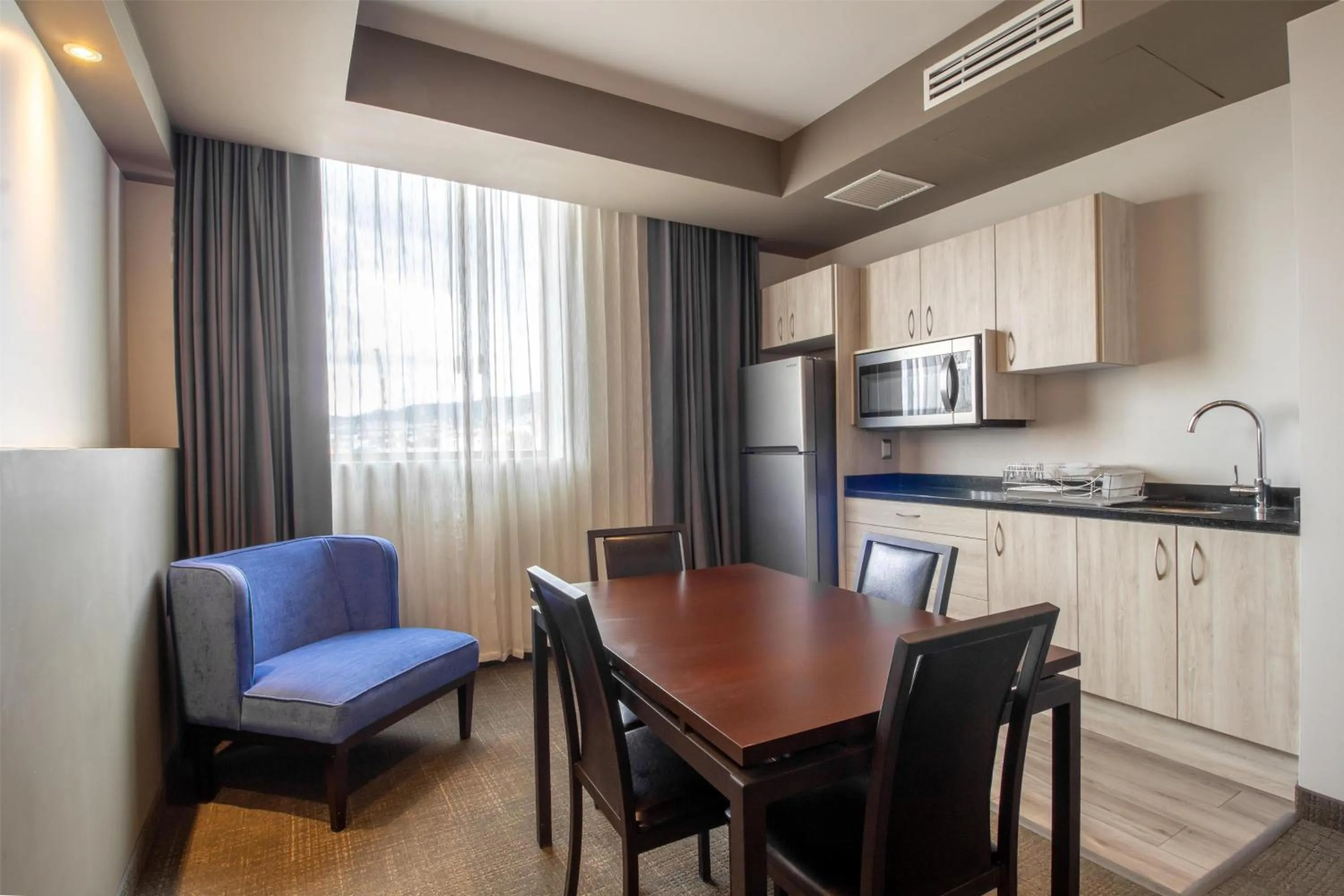 Kitchen or kitchenette in Best Western Plus Santa Cecilia Pachuca