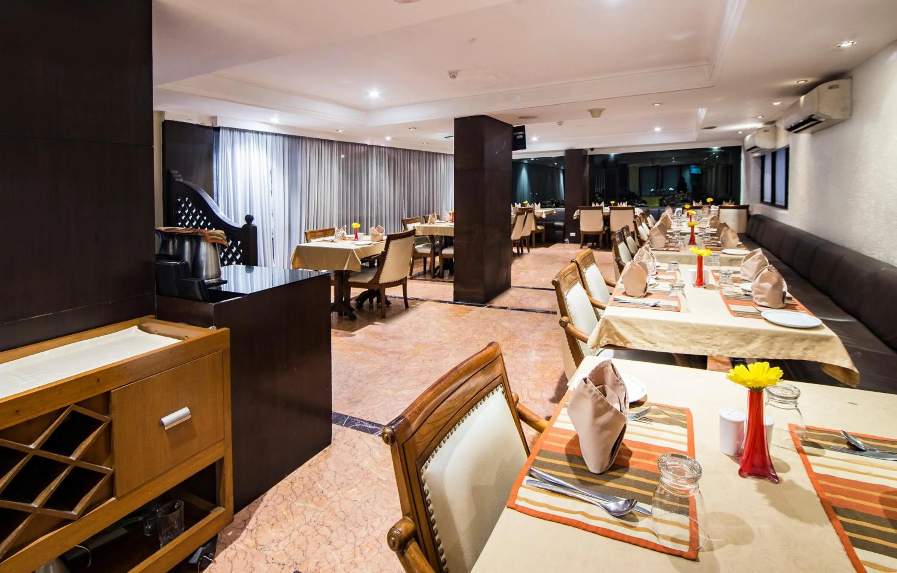 Restaurant/places to eat in Hotel Bawa International