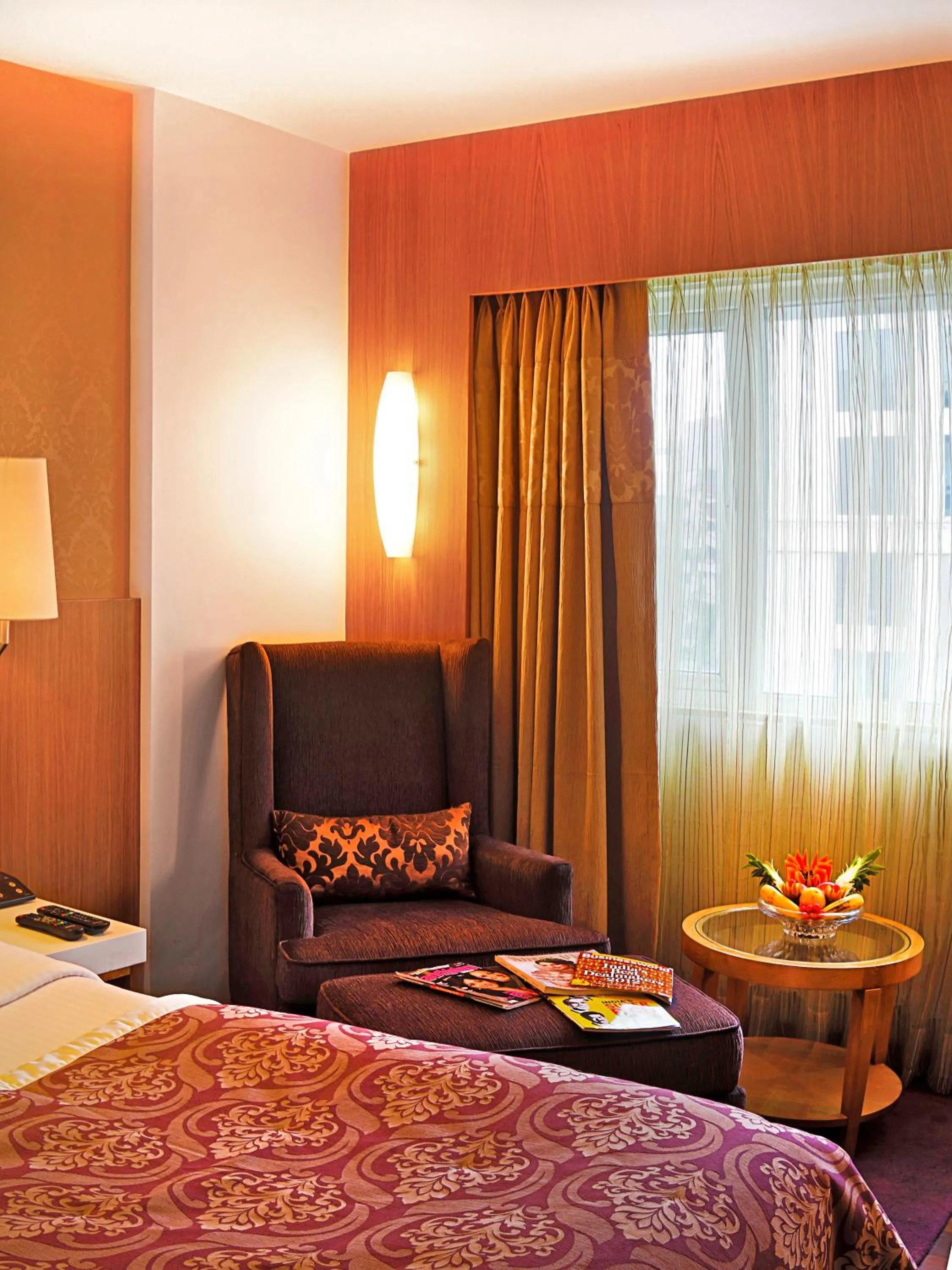 Seating area, Bed in Hotel Bawa International