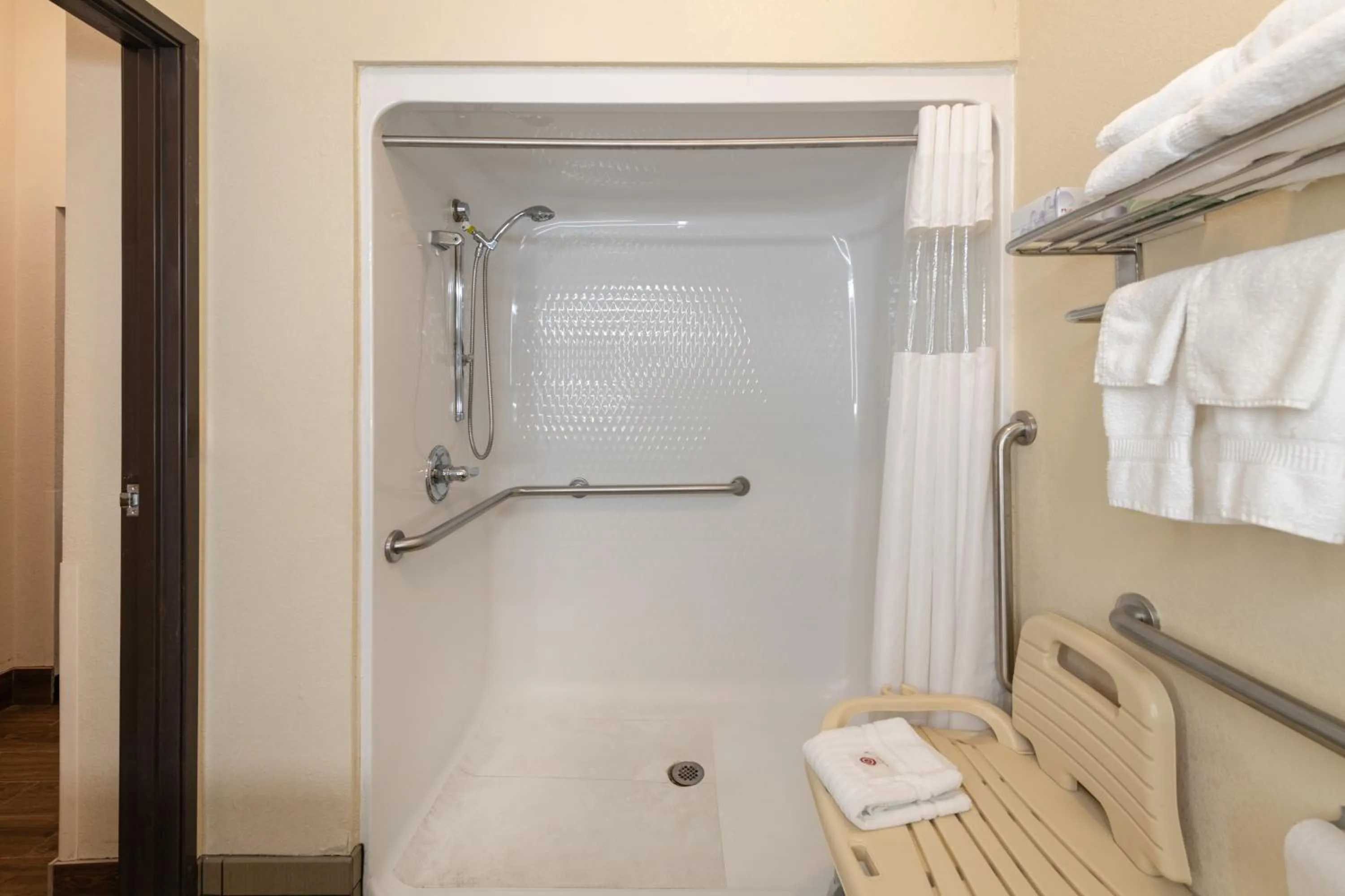 Shower in Comfort Suites Kansas City-Liberty